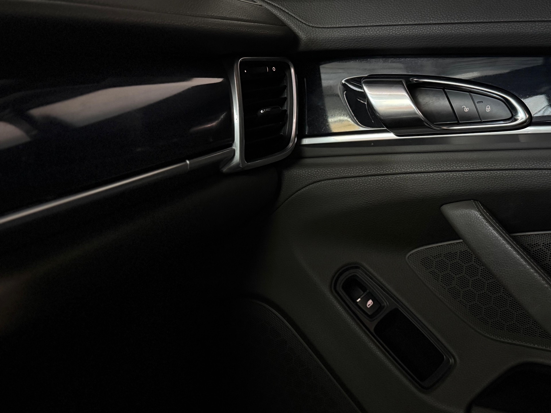 PORSCHE Panamera 4S 3.0 PDK /Exclusively Serviced by Porsche.-image-26