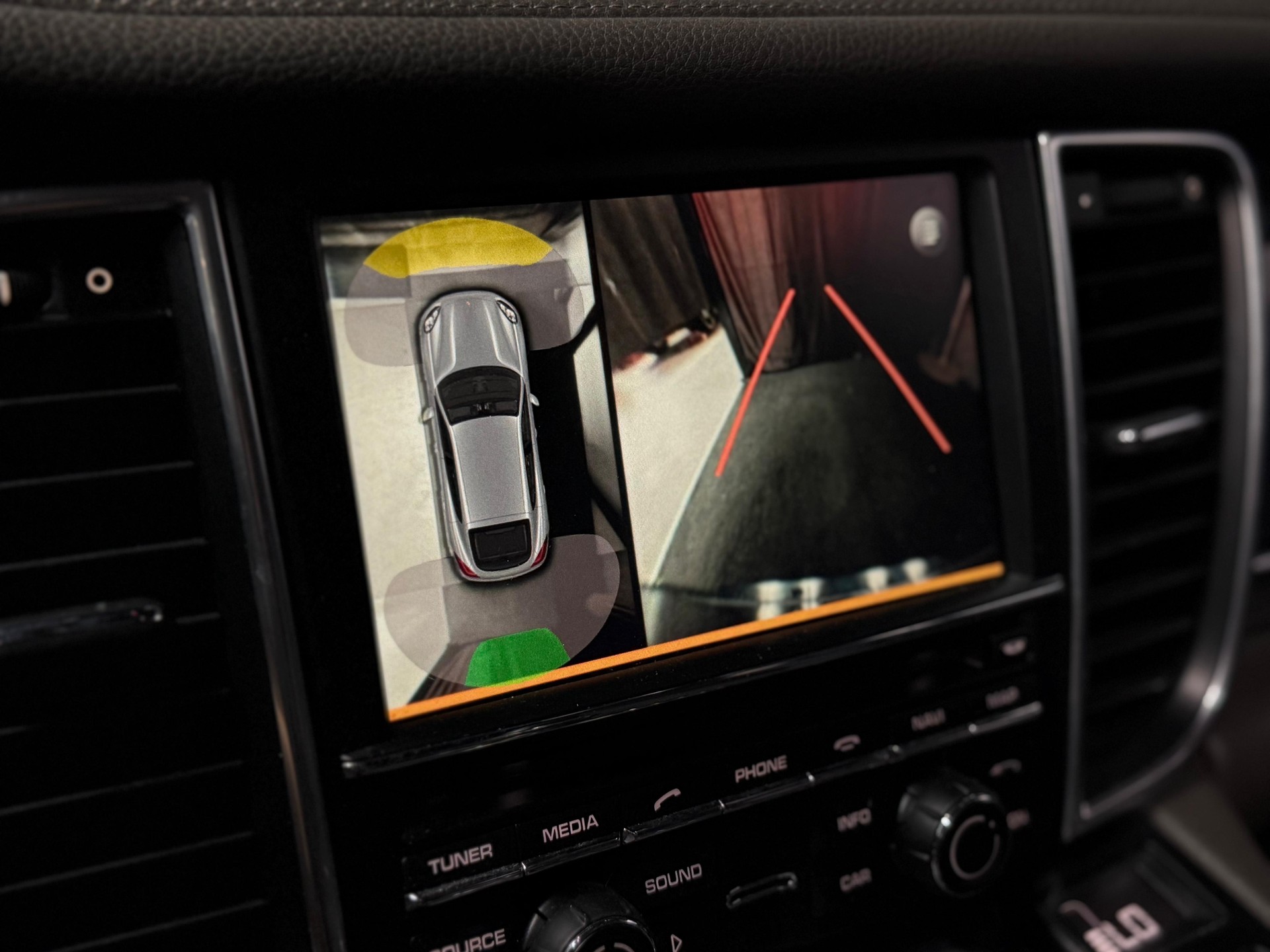 PORSCHE Panamera 4S 3.0 PDK /Exclusively Serviced by Porsche.-image-27