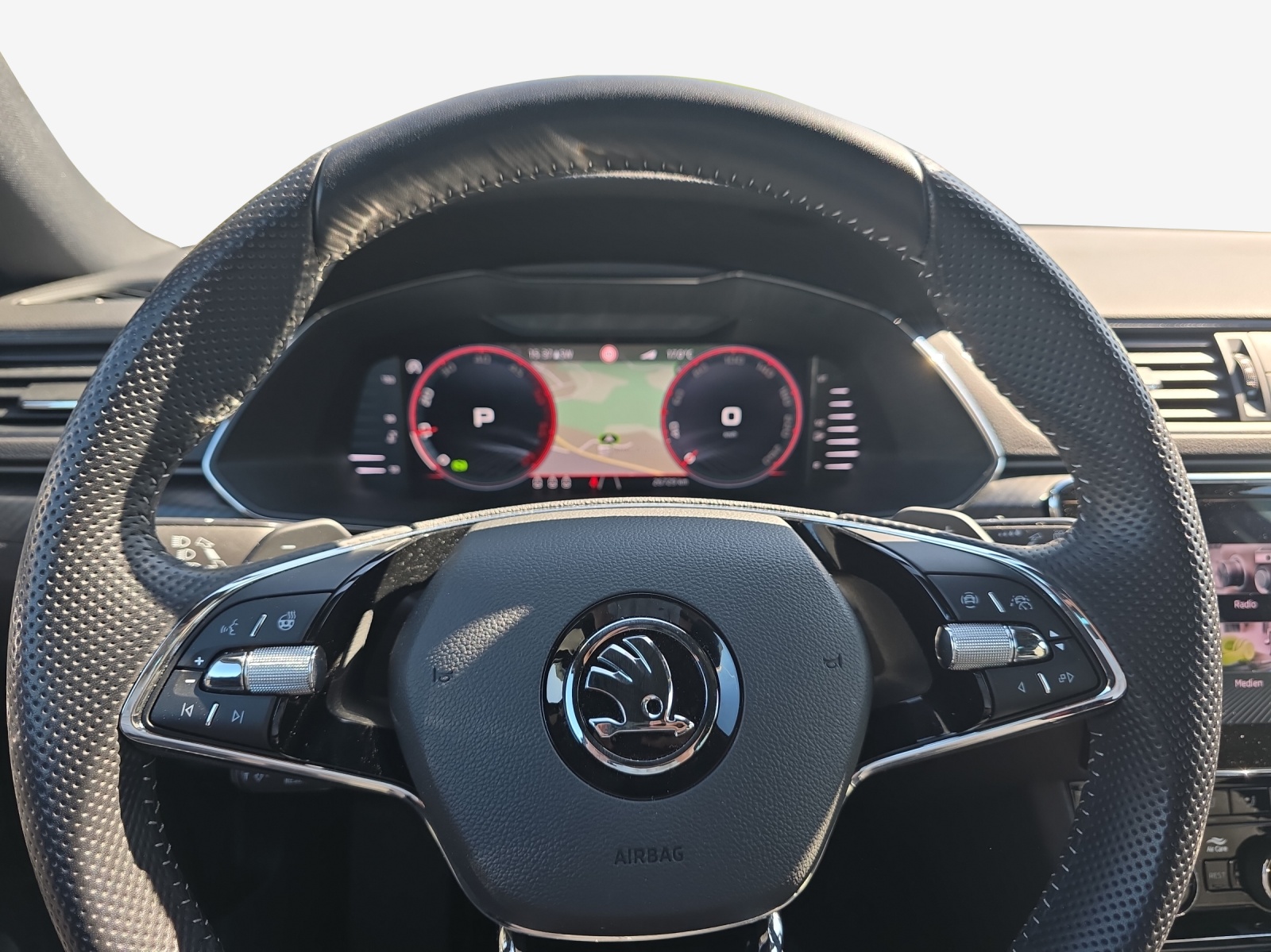 SKODA Superb Combi 2.0 TDi SportLine 4x4 DSG-image-13