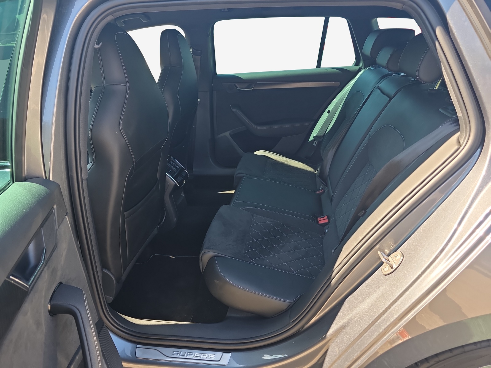 SKODA Superb Combi 2.0 TDi SportLine 4x4 DSG-image-11
