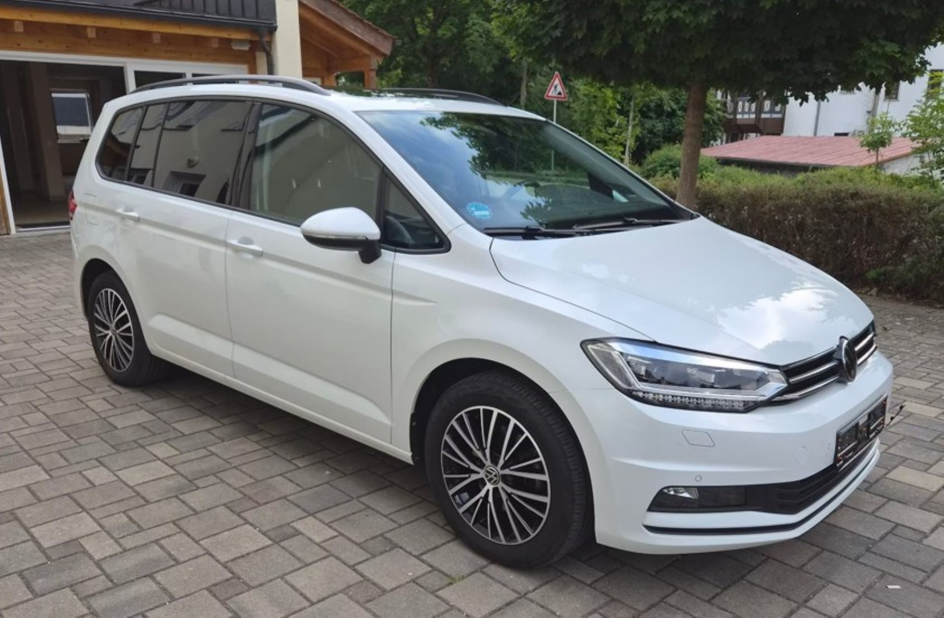 VW Touran 1.5 TSI Comfortline DSG *** PANORAMADACH & ANHÄNGERKUPPLUNG ***-image-0