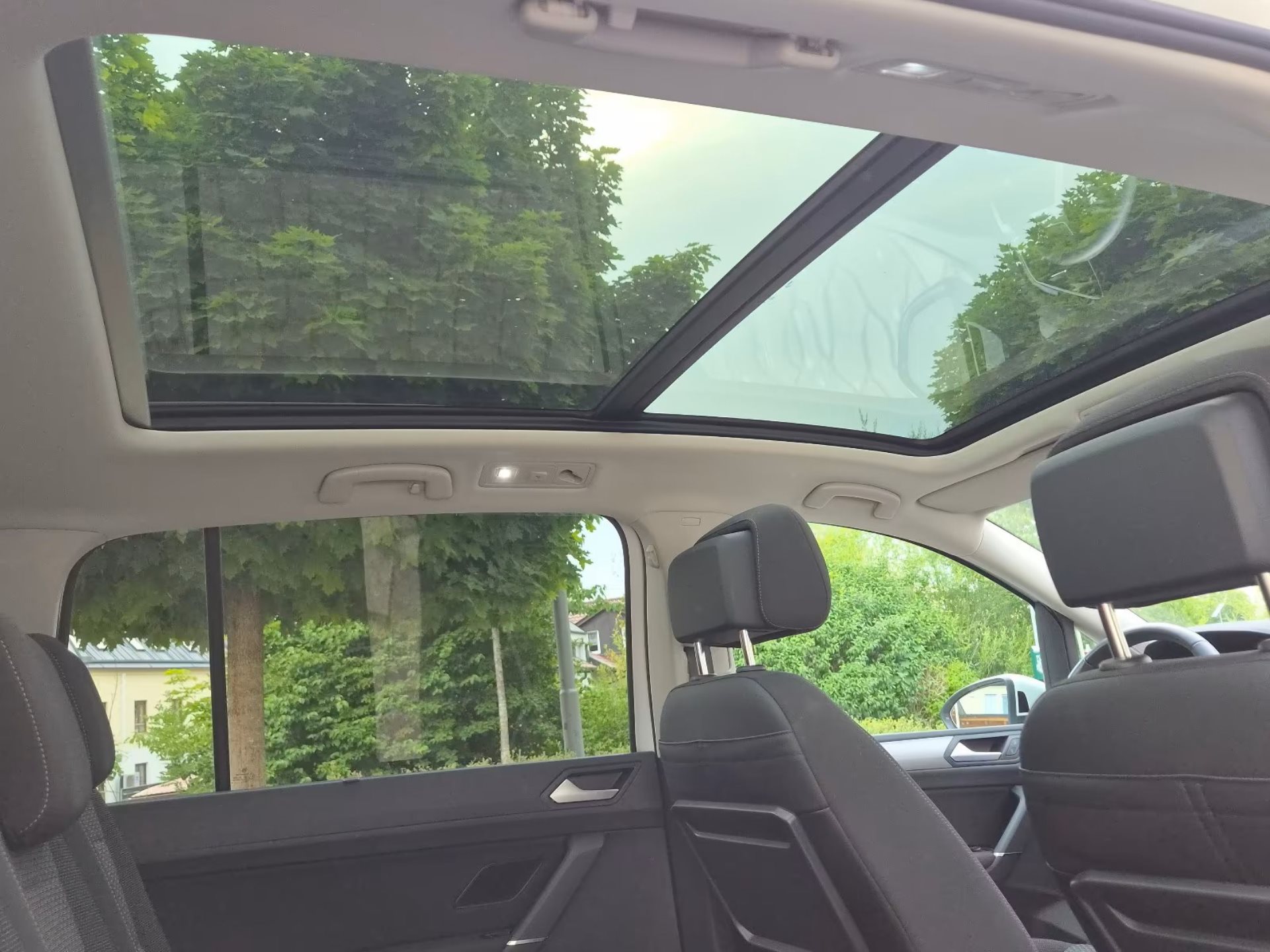 VW Touran 1.5 TSI Comfortline DSG *** PANORAMADACH & ANHÄNGERKUPPLUNG ***-image-4