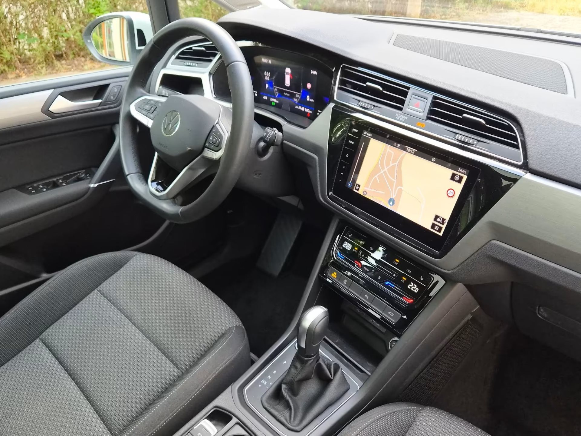 VW Touran 1.5 TSI Comfortline DSG *** PANORAMADACH & ANHÄNGERKUPPLUNG ***-image-5