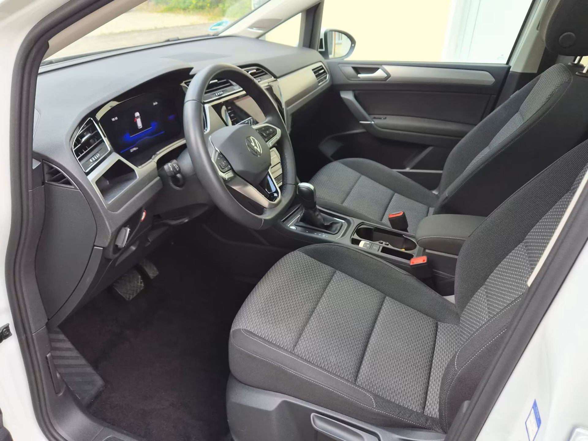 VW Touran 1.5 TSI Comfortline DSG *** PANORAMADACH & ANHÄNGERKUPPLUNG ***-image-1