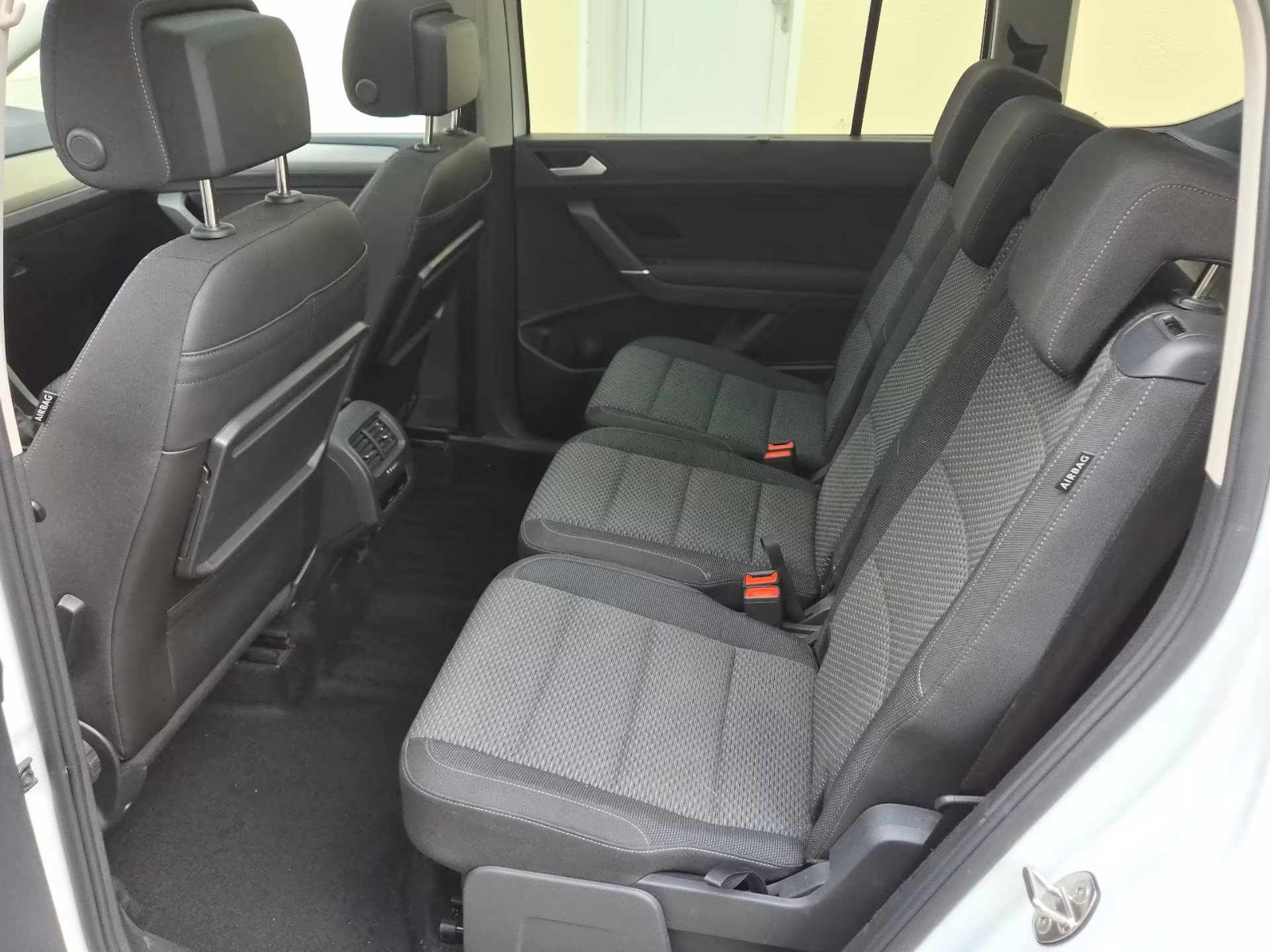 VW Touran 1.5 TSI Comfortline DSG *** PANORAMADACH & ANHÄNGERKUPPLUNG ***-image-2