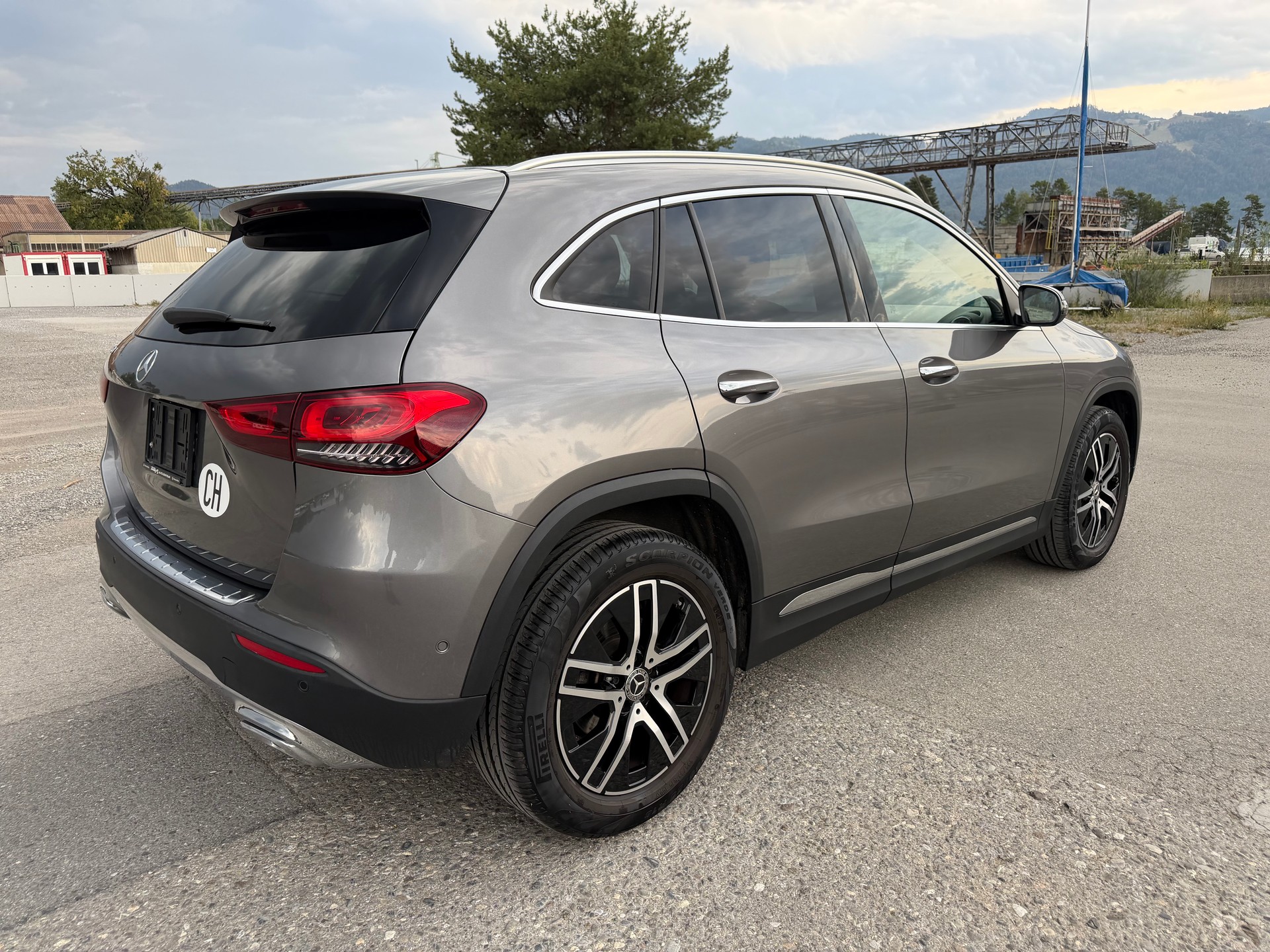 MERCEDES-BENZ GLA 180 AMG Line 7G-DCT-image-5
