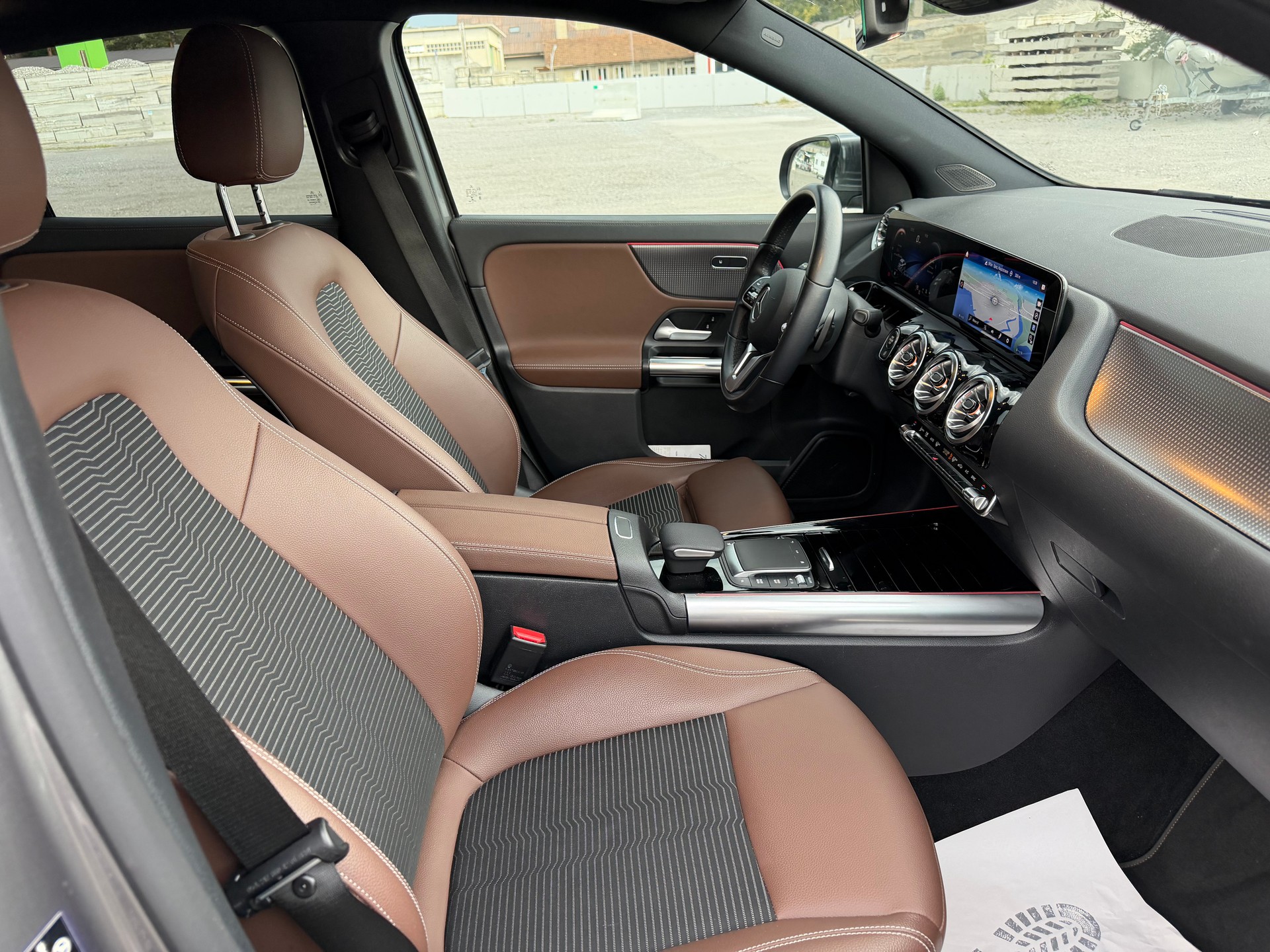 MERCEDES-BENZ GLA 180 AMG Line 7G-DCT-image-9