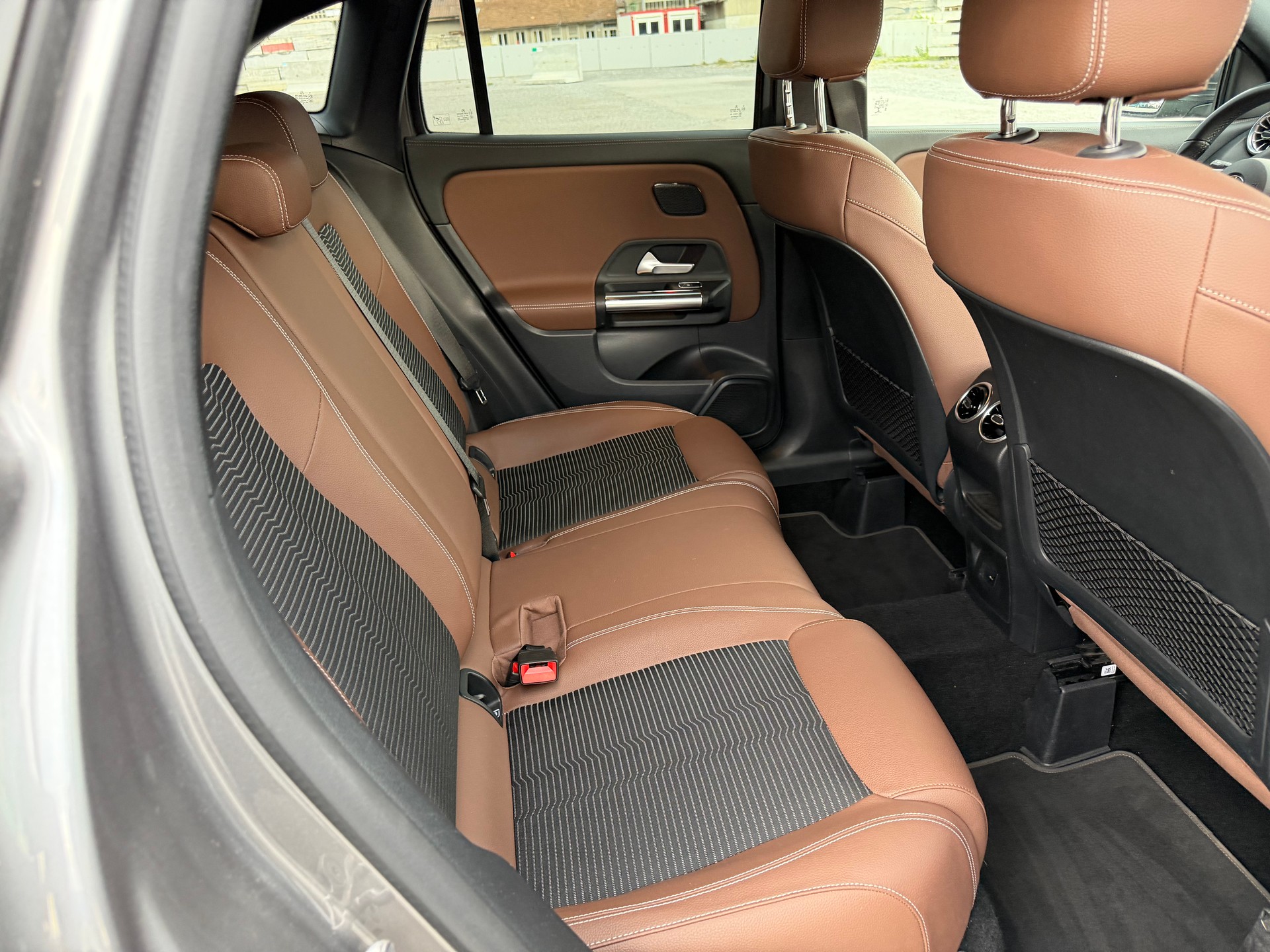 MERCEDES-BENZ GLA 180 AMG Line 7G-DCT-image-10