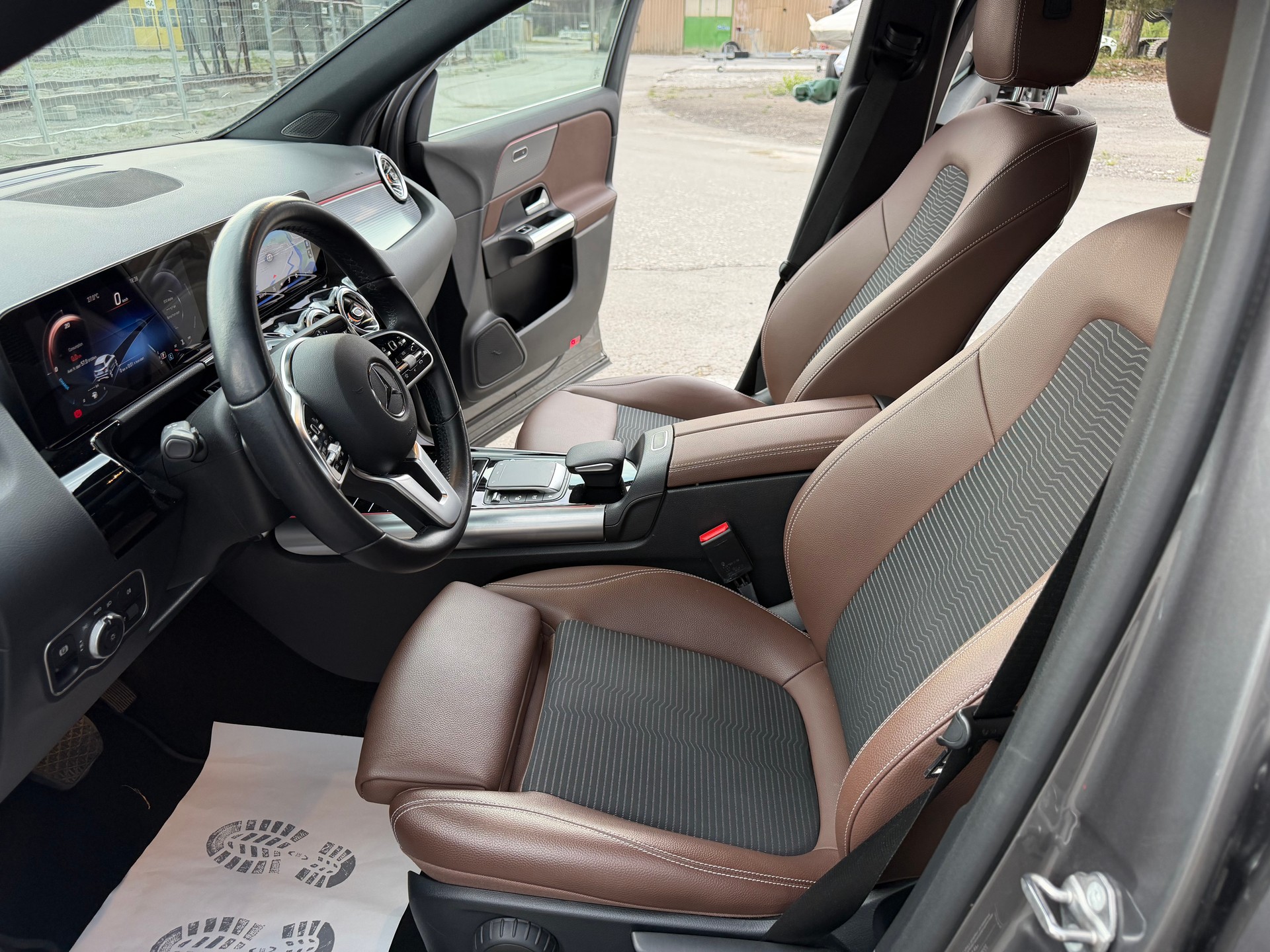 MERCEDES-BENZ GLA 180 AMG Line 7G-DCT-image-13