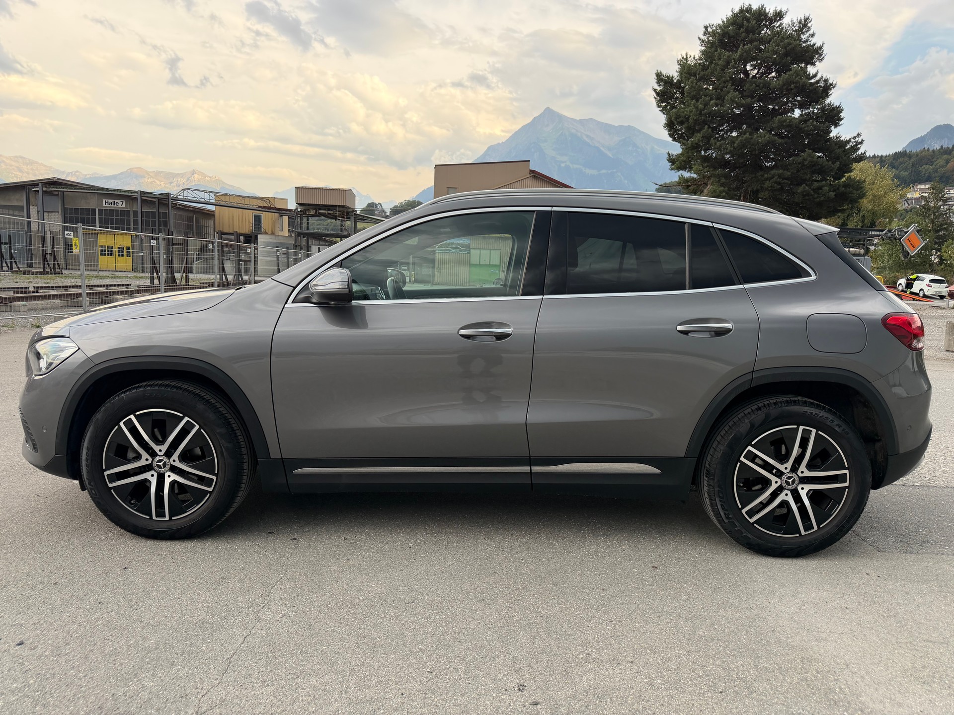 MERCEDES-BENZ GLA 180 AMG Line 7G-DCT-image-2