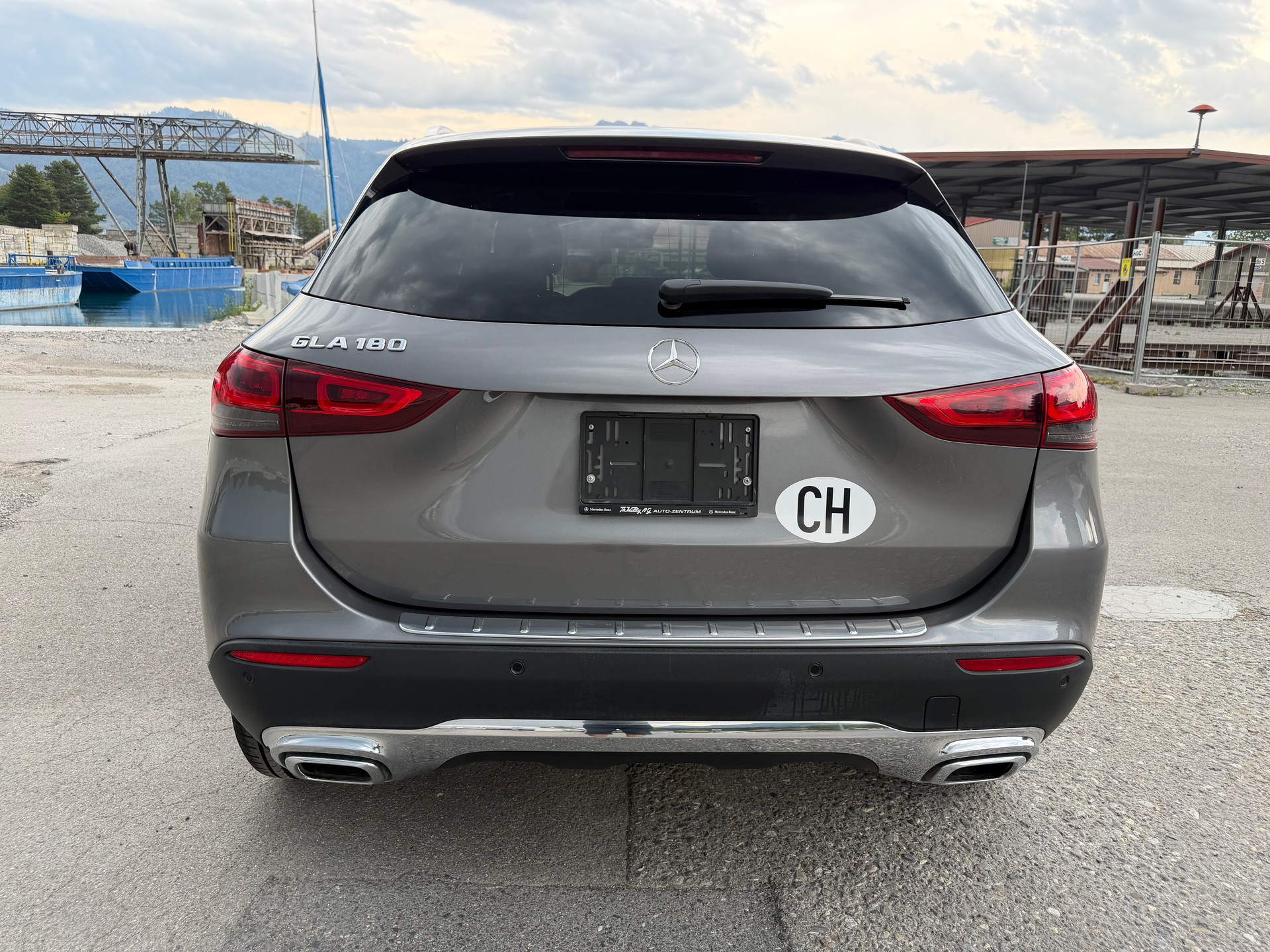 MERCEDES-BENZ GLA 180 AMG Line 7G-DCT-image-4