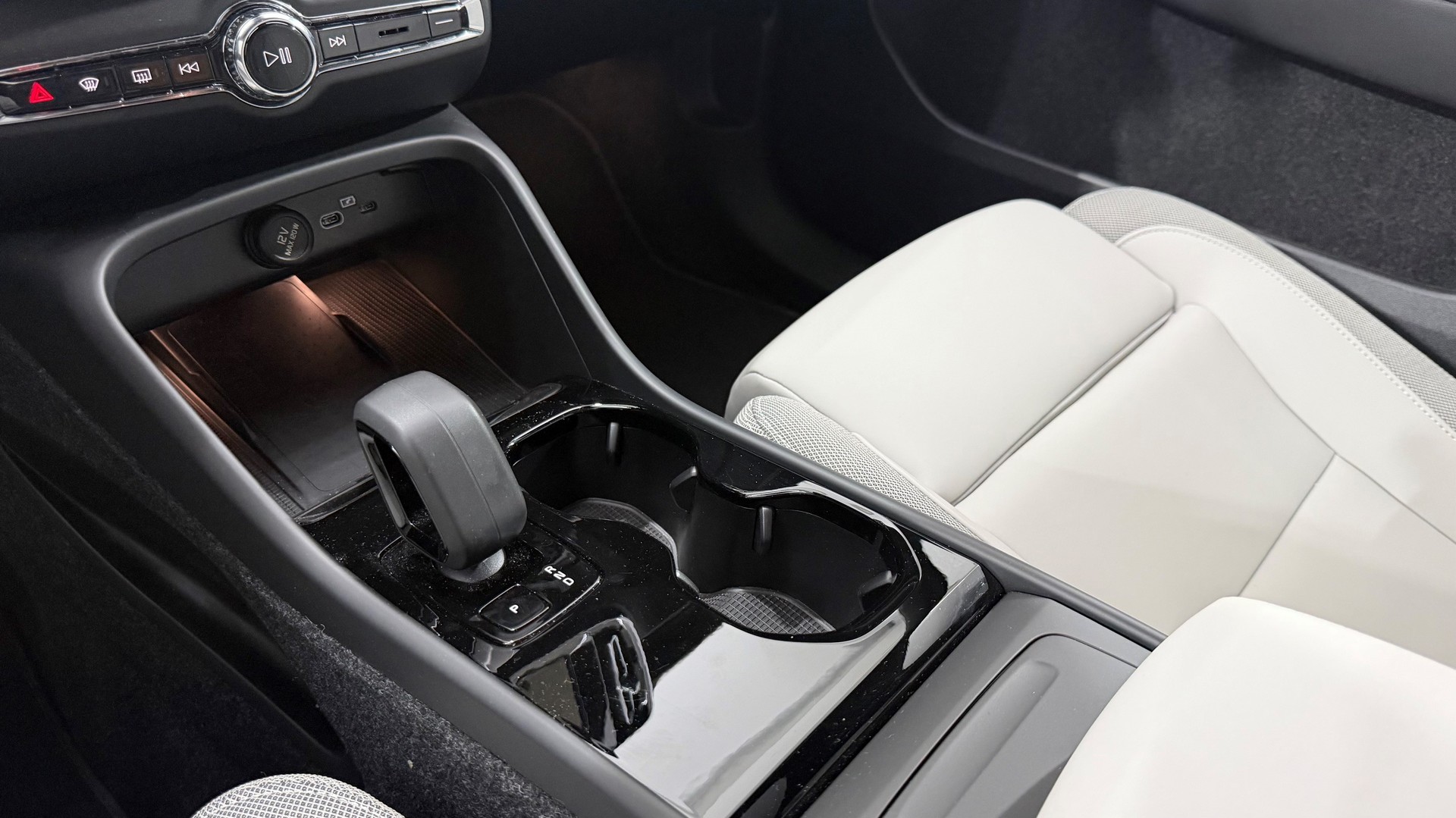 VOLVO EX40 Twin Ultra AWD-image-14