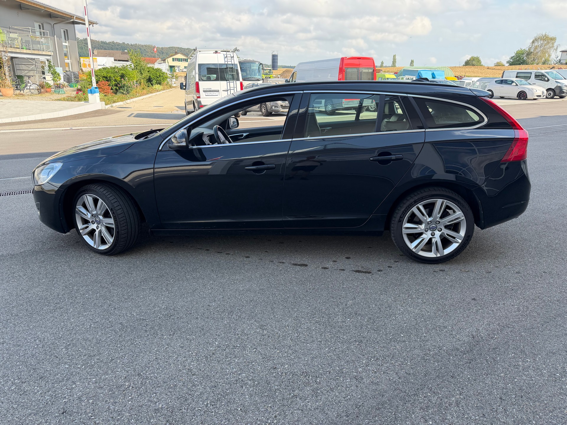 VOLVO V60 D5 AWD Summum Geartronic-image-2