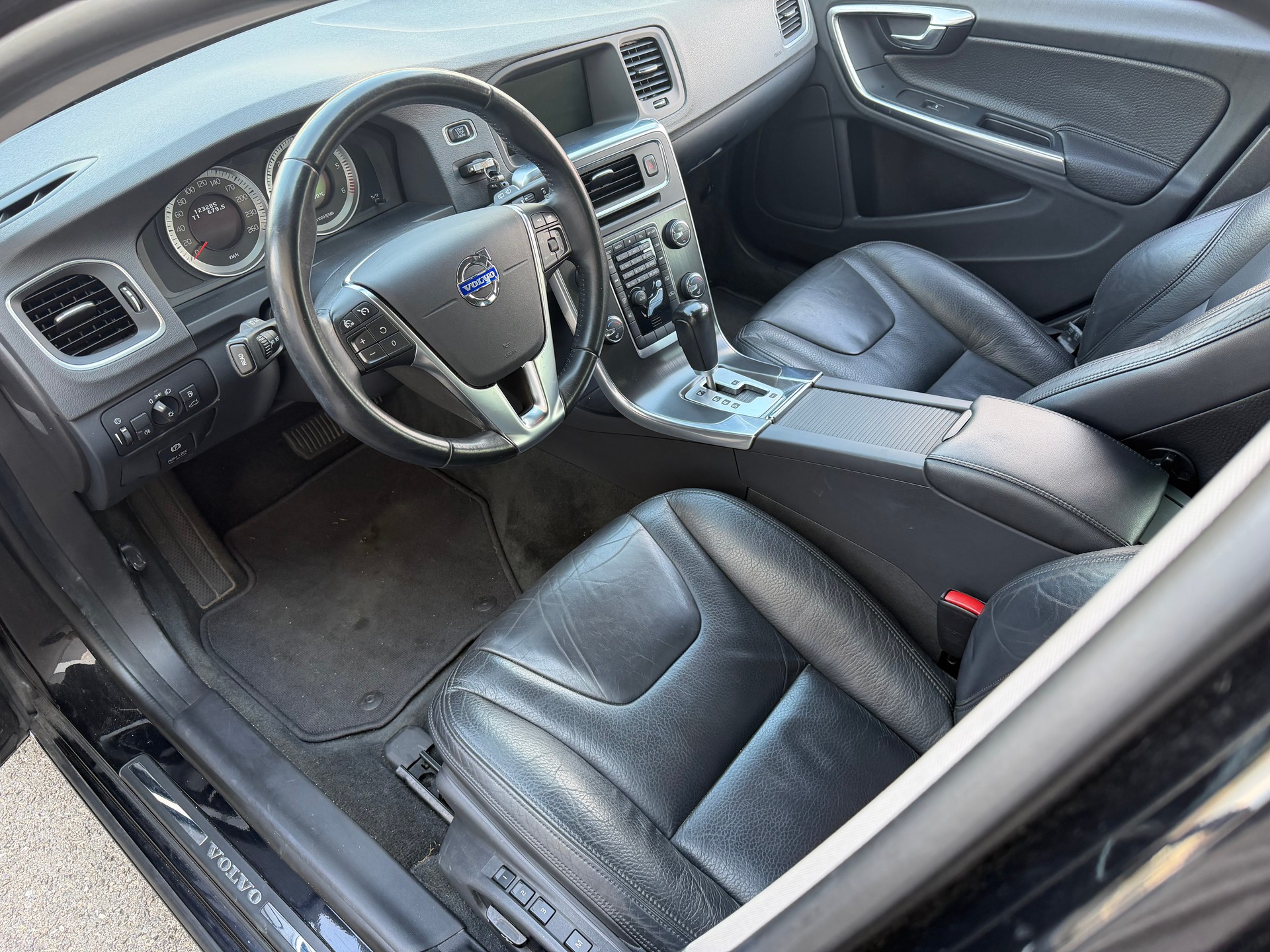 VOLVO V60 D5 AWD Summum Geartronic-image-12