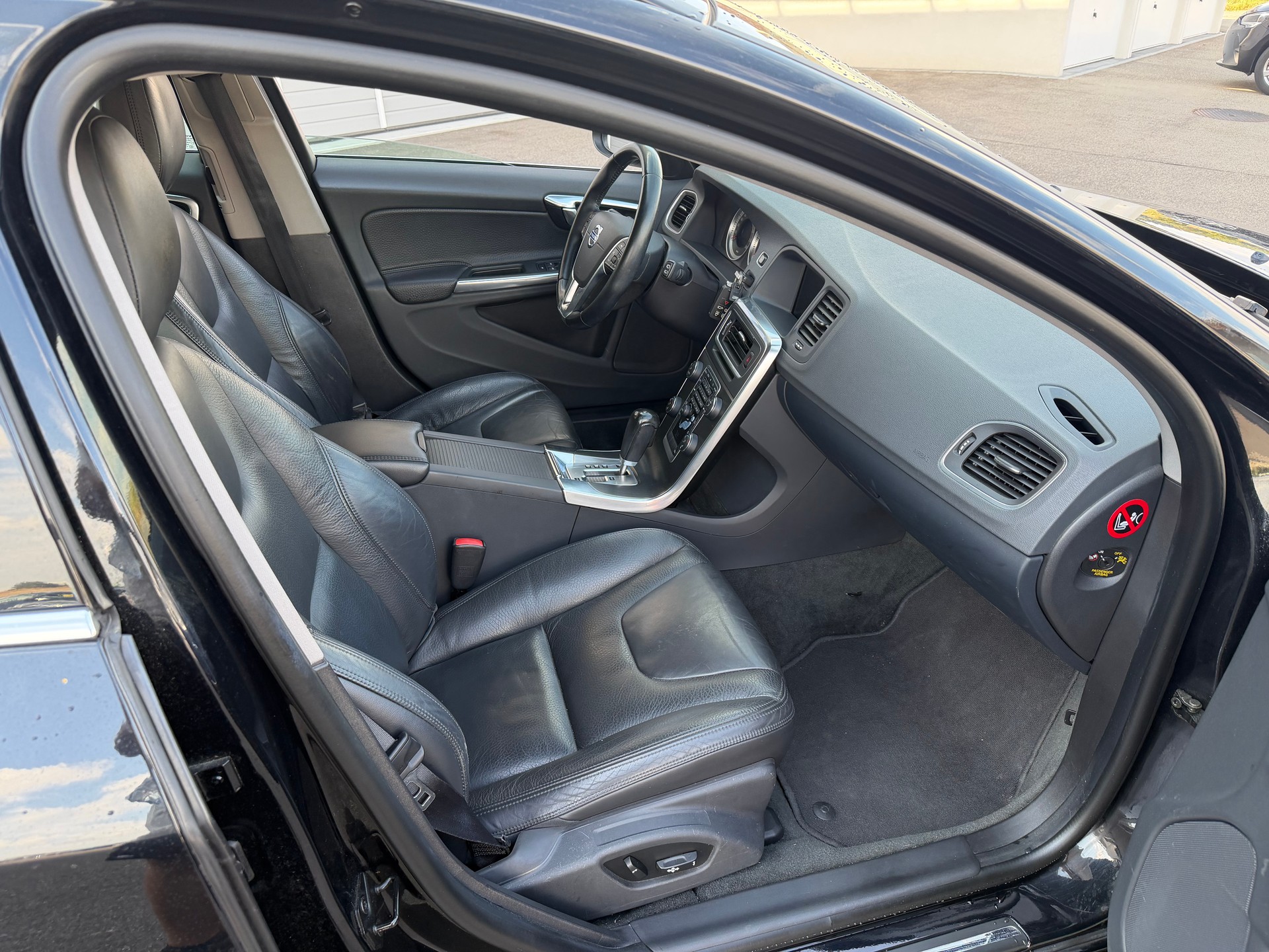 VOLVO V60 D5 AWD Summum Geartronic-image-11