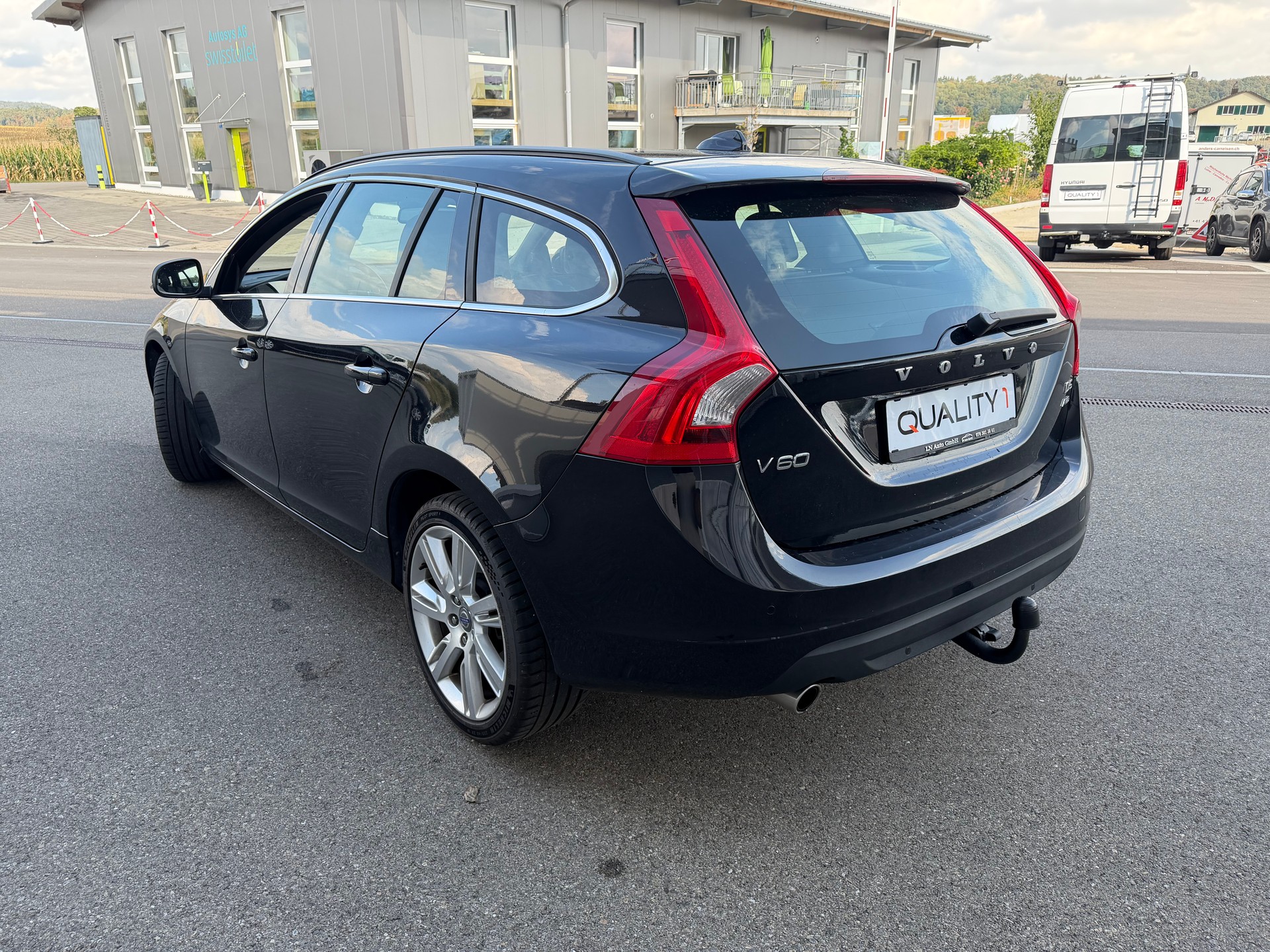 VOLVO V60 D5 AWD Summum Geartronic-image-5