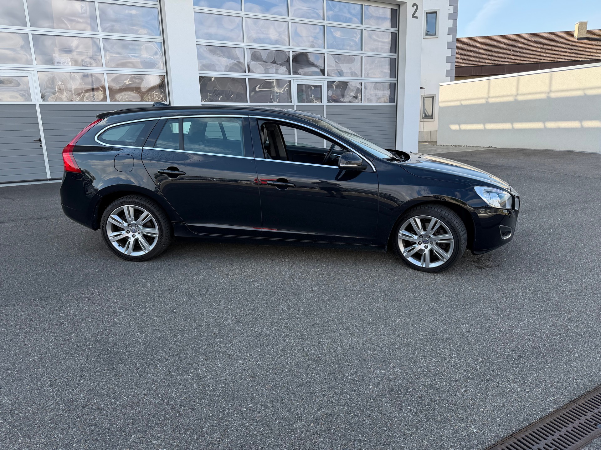 VOLVO V60 D5 AWD Summum Geartronic-image-3