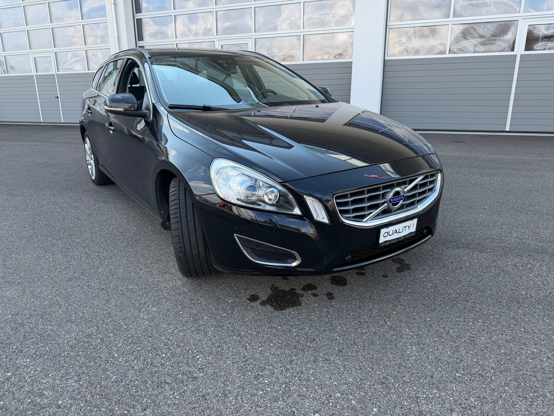 VOLVO V60 D5 AWD Summum Geartronic-image-1