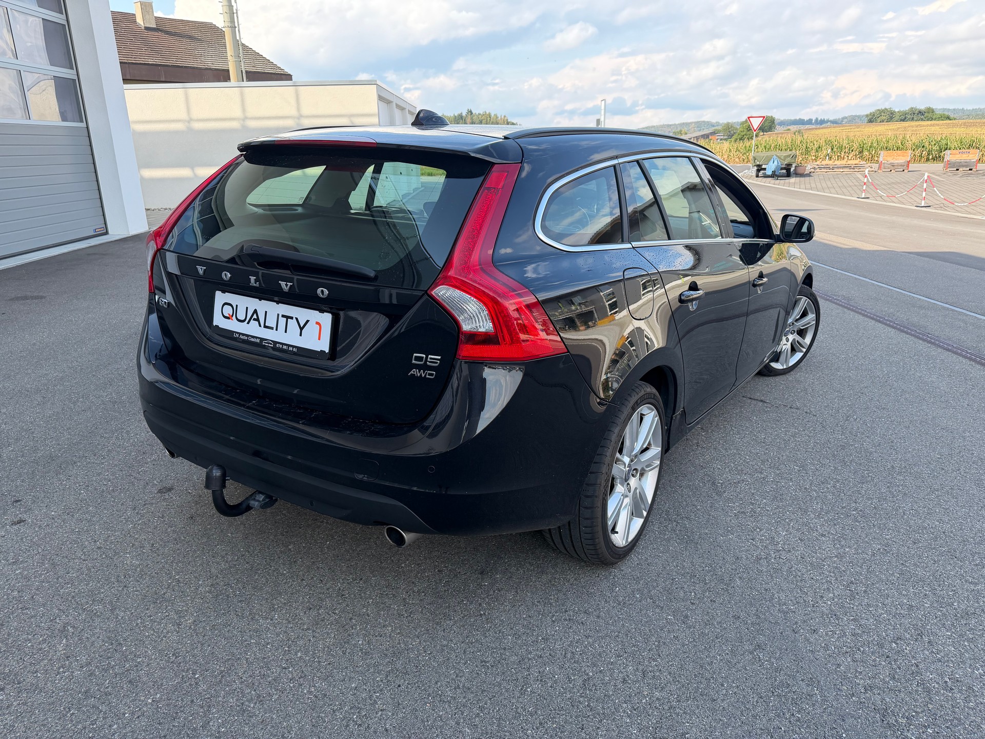 VOLVO V60 D5 AWD Summum Geartronic-image-4
