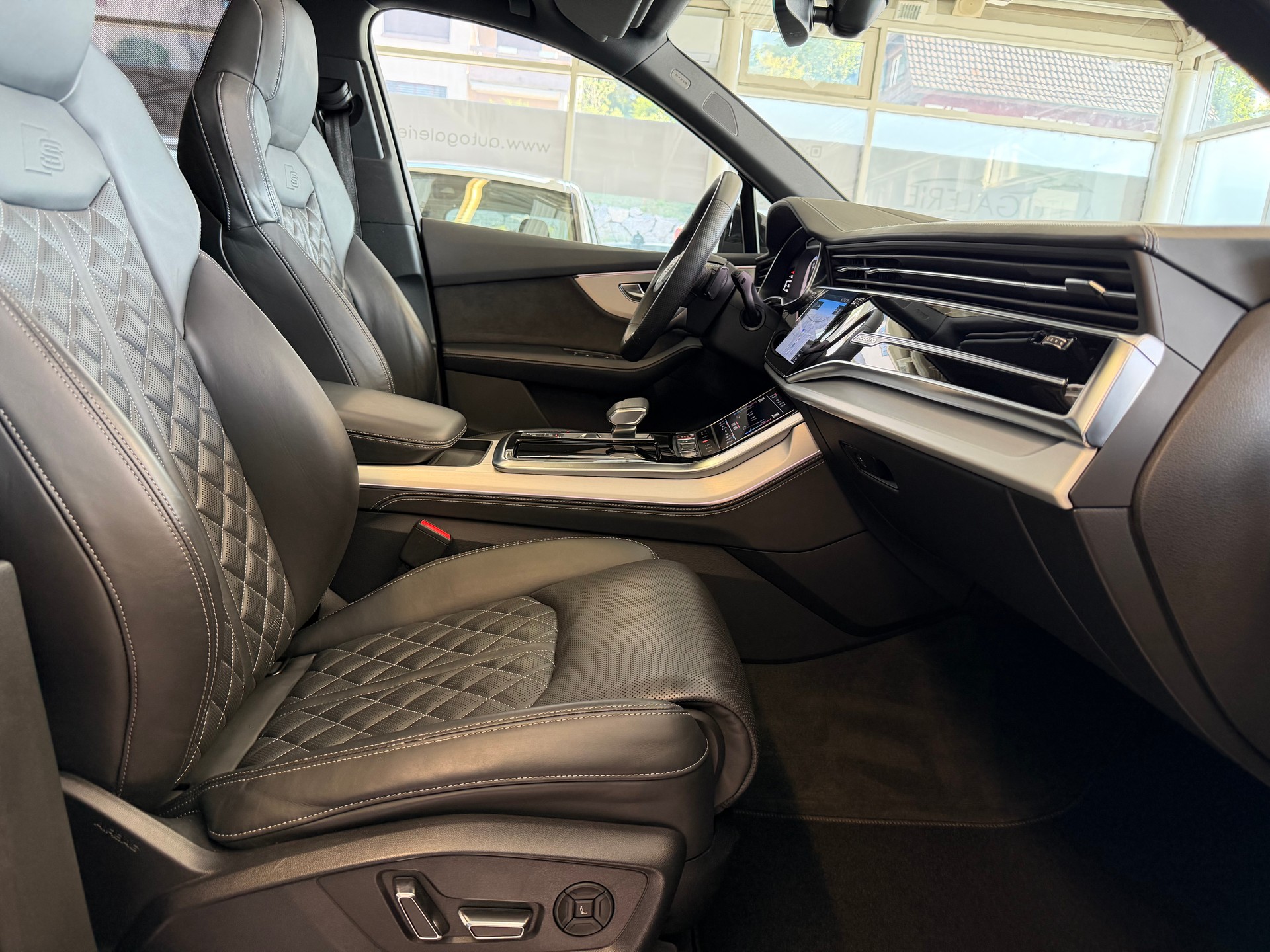 AUDI SQ7 TFSI quattro | CH | Audi Garantie 2027 | NP: 170K | 22" | Black Optik | Massage | Pano | 7Sitz |-image-34