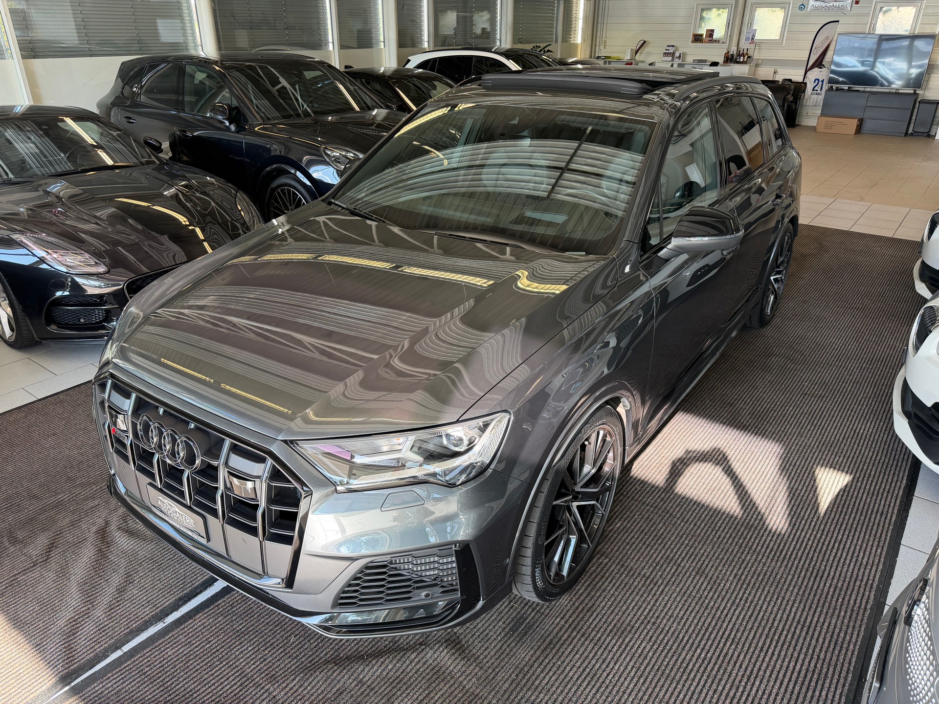 AUDI SQ7 TFSI quattro | CH | Audi Garantie 2027 | NP: 170K | 22" | Black Optik | Massage | Pano | 7Sitz |-image-24
