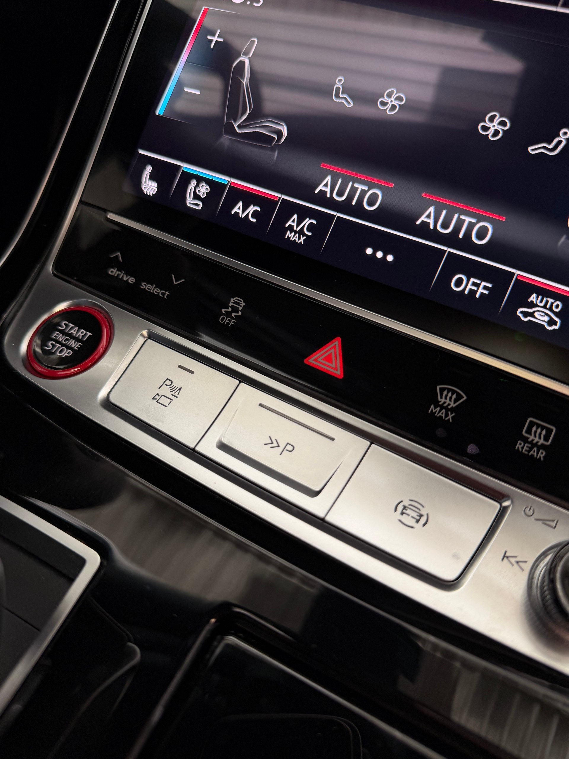 AUDI SQ7 TFSI quattro | CH | Audi Garantie 2027 | NP: 170K | 22" | Black Optik | Massage | Pano | 7Sitz |-image-36
