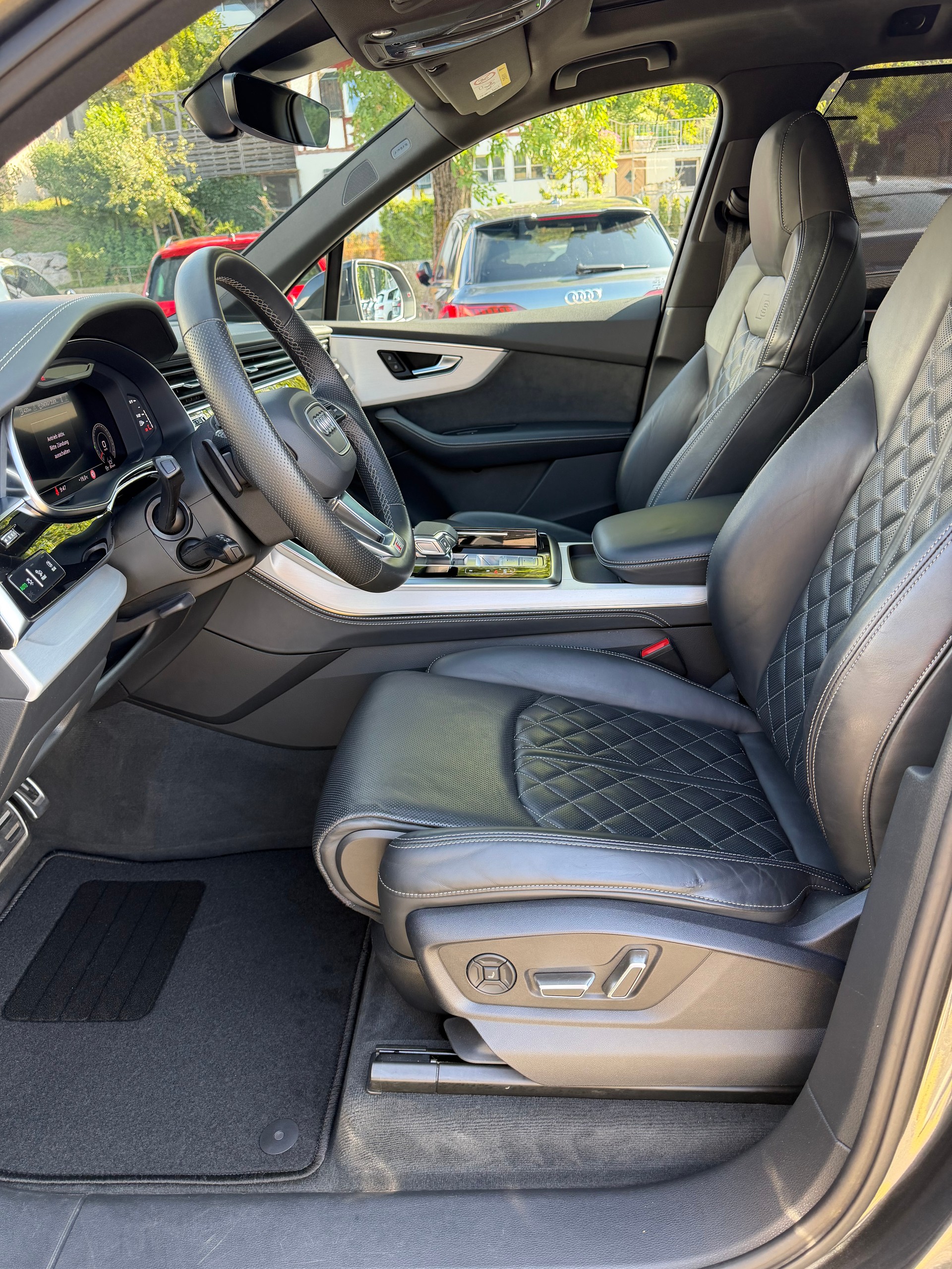 AUDI SQ7 TFSI quattro | CH | Audi Garantie 2027 | NP: 170K | 22" | Black Optik | Massage | Pano | 7Sitz |-image-9