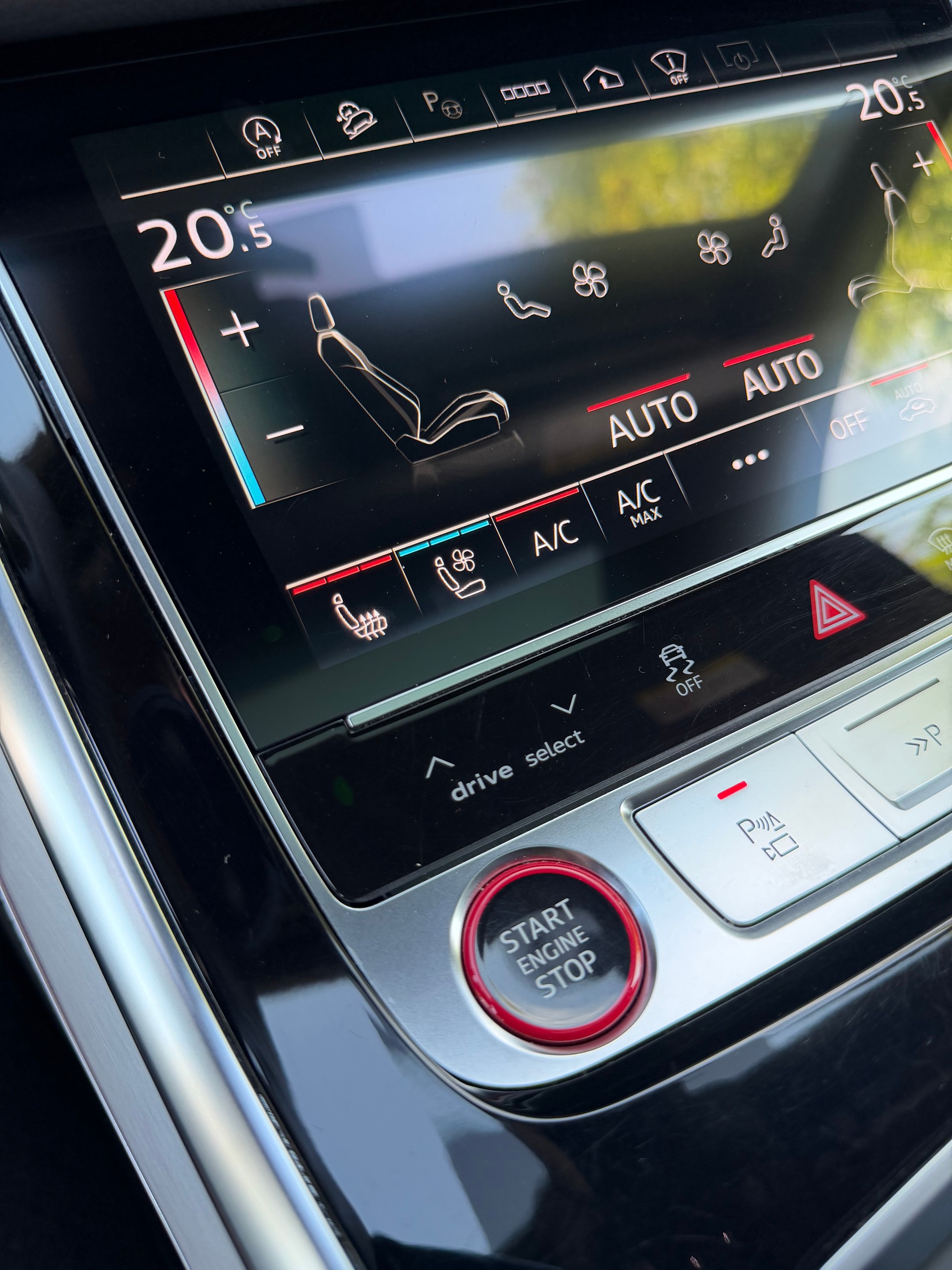 AUDI SQ7 TFSI quattro | CH | Audi Garantie 2027 | NP: 170K | 22" | Black Optik | Massage | Pano | 7Sitz |-image-16