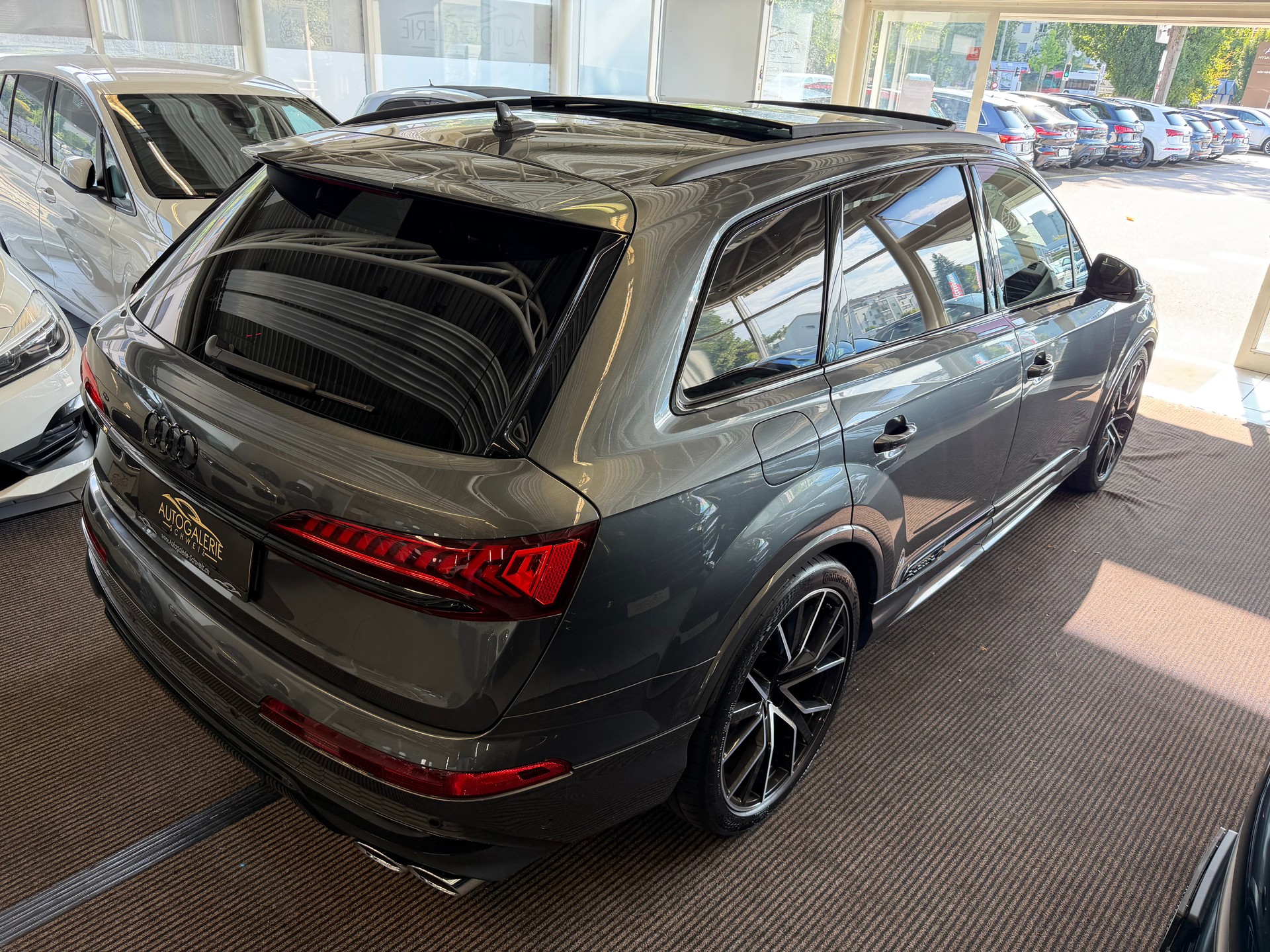 AUDI SQ7 TFSI quattro | CH | Audi Garantie 2027 | NP: 170K | 22" | Black Optik | Massage | Pano | 7Sitz |-image-32