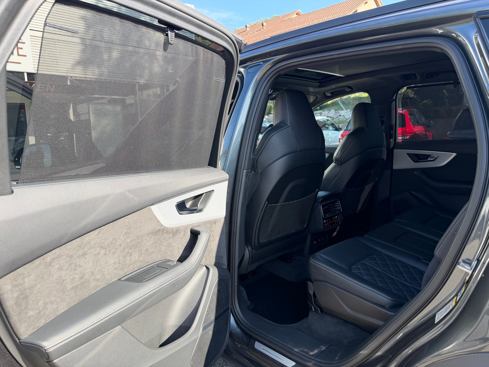 AUDI SQ7 TFSI quattro | CH | Audi Garantie 2027 | NP: 170K | 22" | Black Optik | Massage | Pano | 7Sitz |-image-18