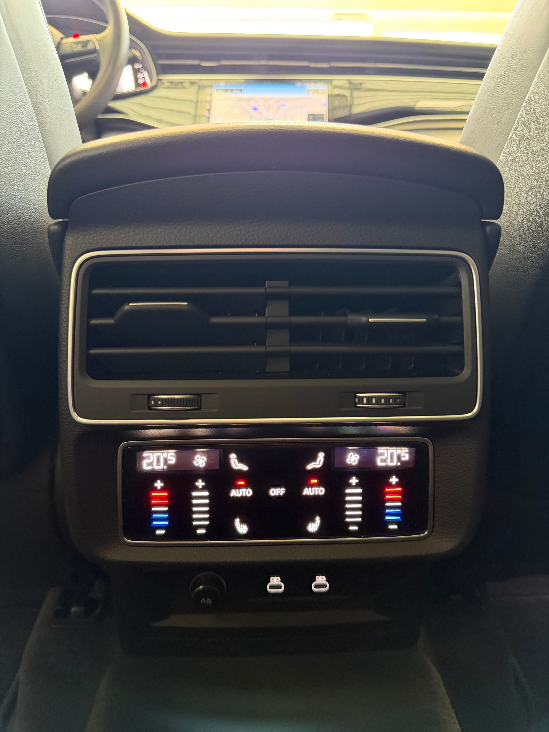 AUDI SQ7 TFSI quattro | CH | Audi Garantie 2027 | NP: 170K | 22" | Black Optik | Massage | Pano | 7Sitz |-image-27