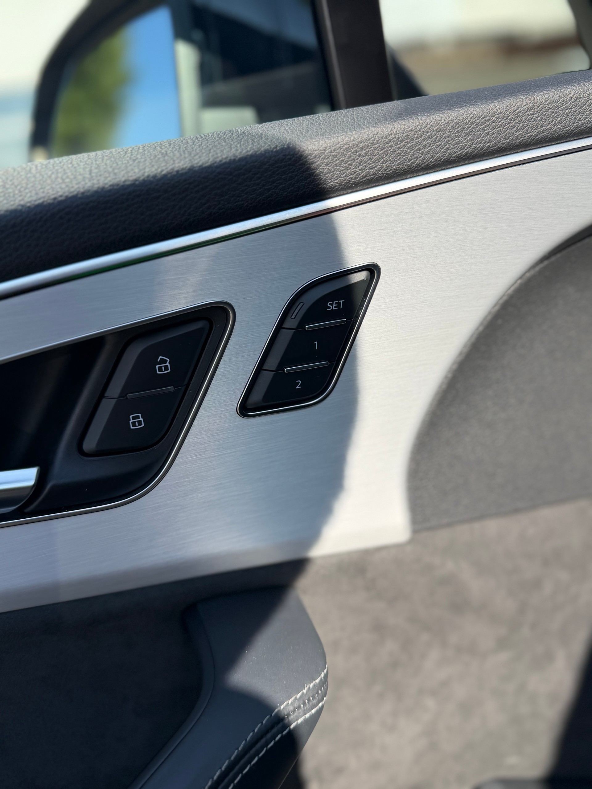 AUDI SQ7 TFSI quattro | CH | Audi Garantie 2027 | NP: 170K | 22" | Black Optik | Massage | Pano | 7Sitz |-image-12