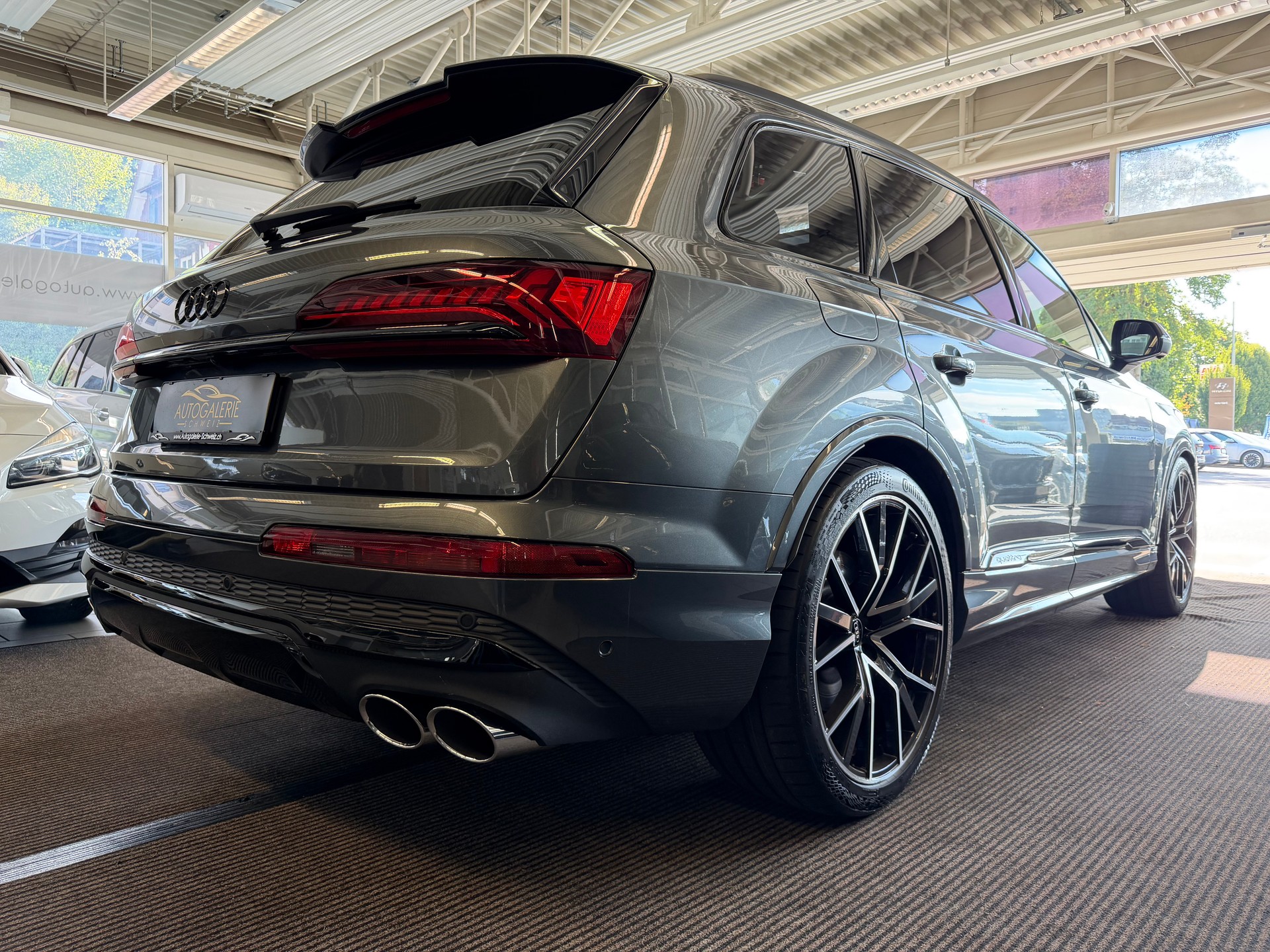 AUDI SQ7 TFSI quattro | CH | Audi Garantie 2027 | NP: 170K | 22" | Black Optik | Massage | Pano | 7Sitz |-image-30