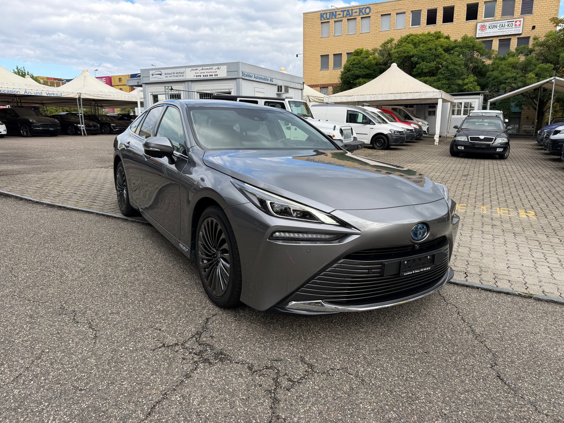 TOYOTA Mirai Fuel cell Platinum-showroom-element-2