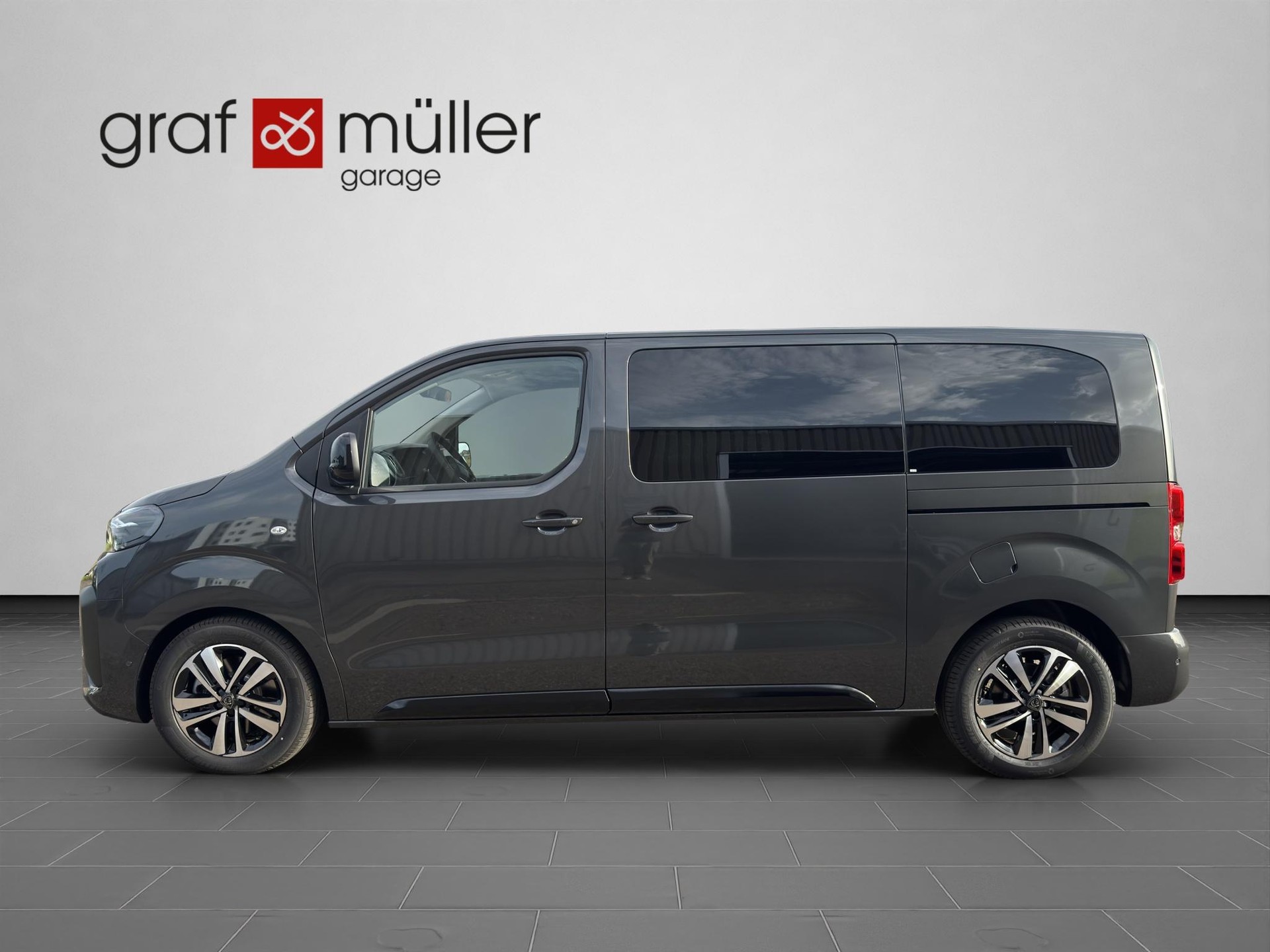 PEUGEOT Traveller Standard 2.2 BlueHDi 180 Family Edition S/S-image-1