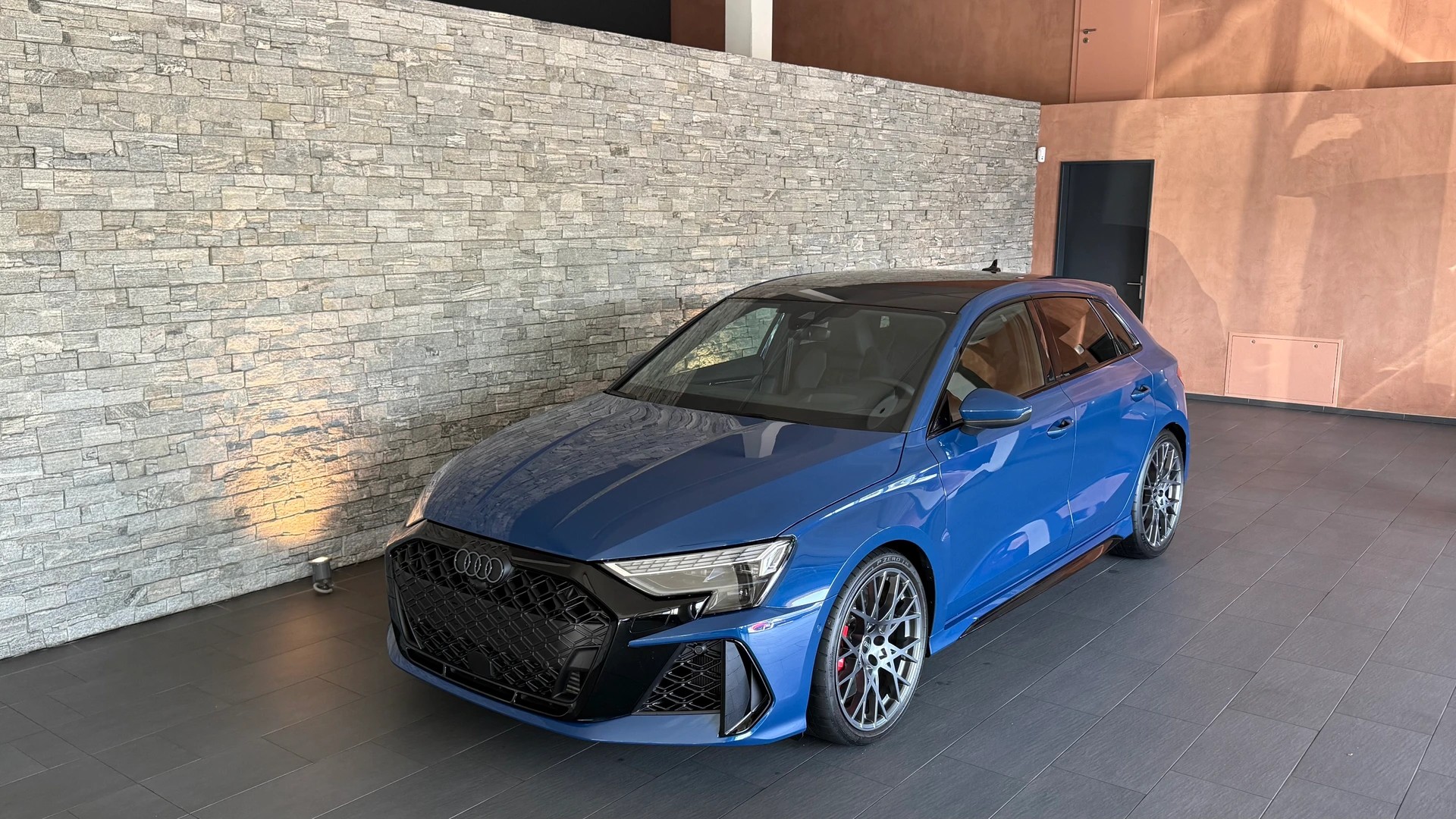 AUDI RS3 Sportback 2.5 TSI quattro S-tronic "Ascariblaumetallic"-image-1