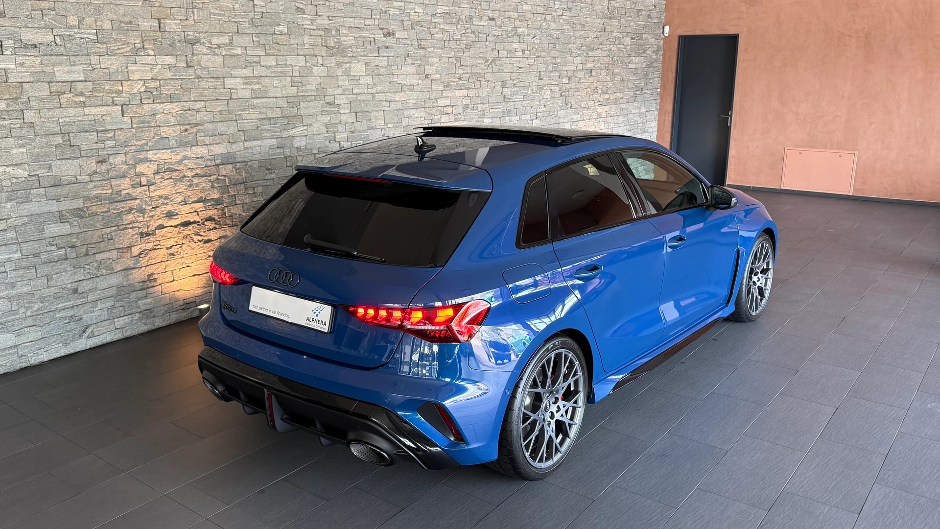 AUDI RS3 Sportback 2.5 TSI quattro S-tronic "Ascariblaumetallic"-image-12