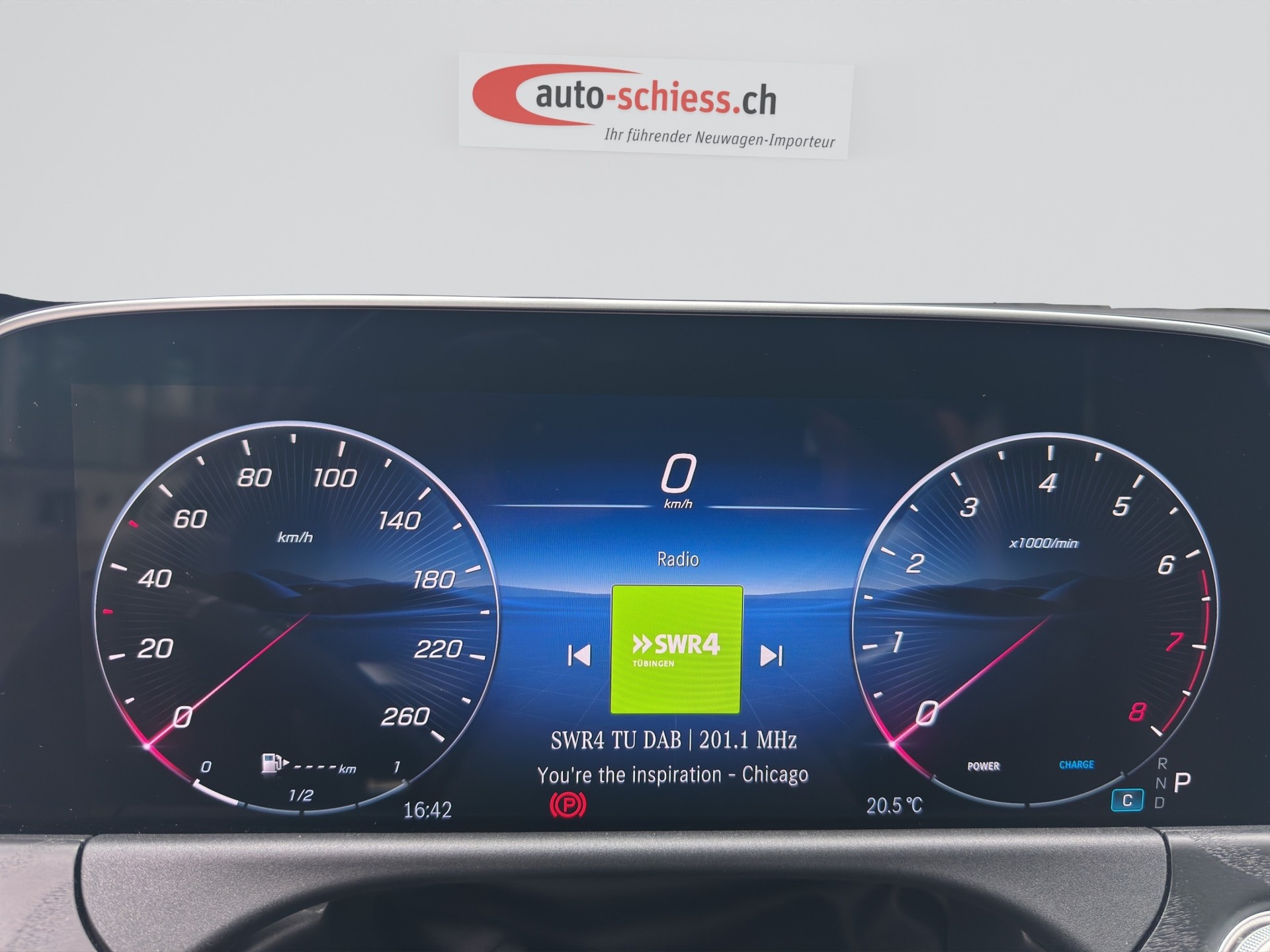 MERCEDES-BENZ E 200 T AMG Line Night 4Matic 9G-Tronic-image-12