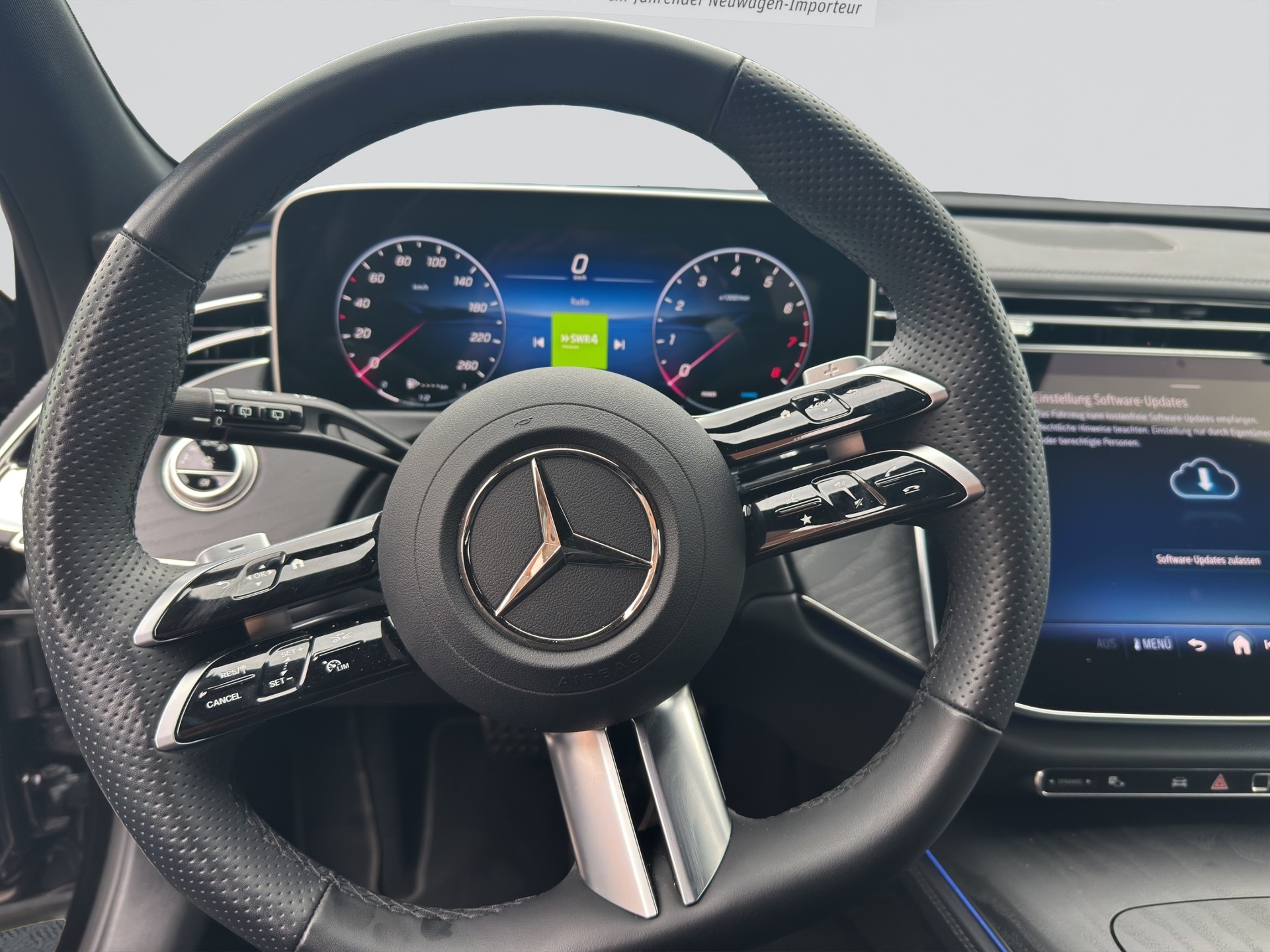 MERCEDES-BENZ E 200 T AMG Line Night 4Matic 9G-Tronic-image-11