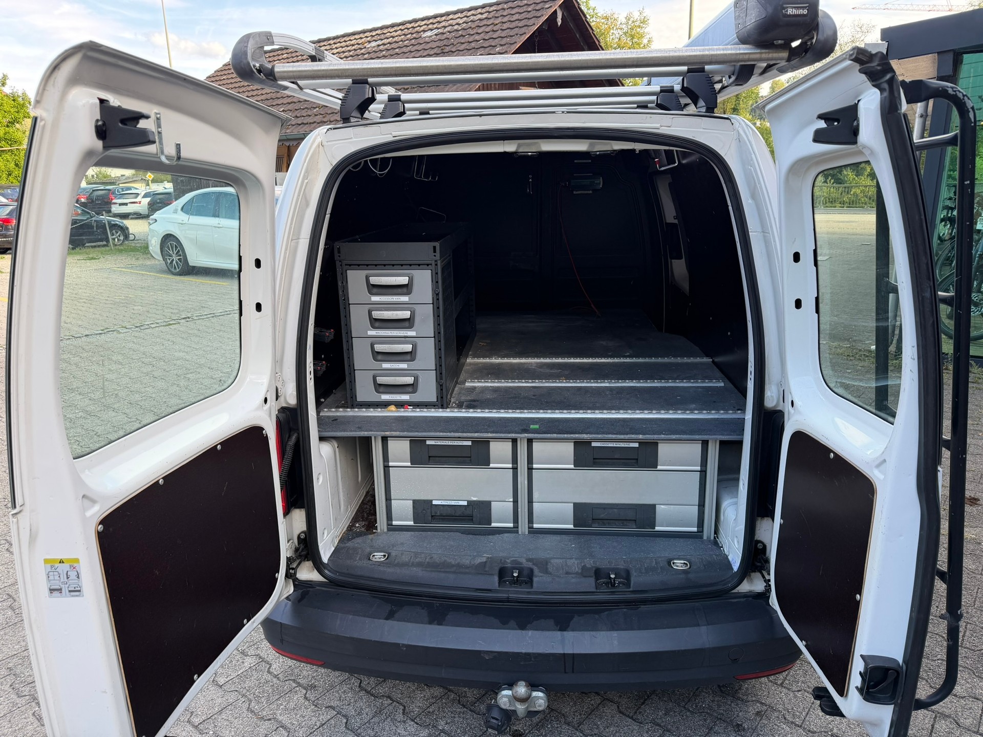 VW Caddy Maxi 2.0TDI BlueMotion Technology-image-9