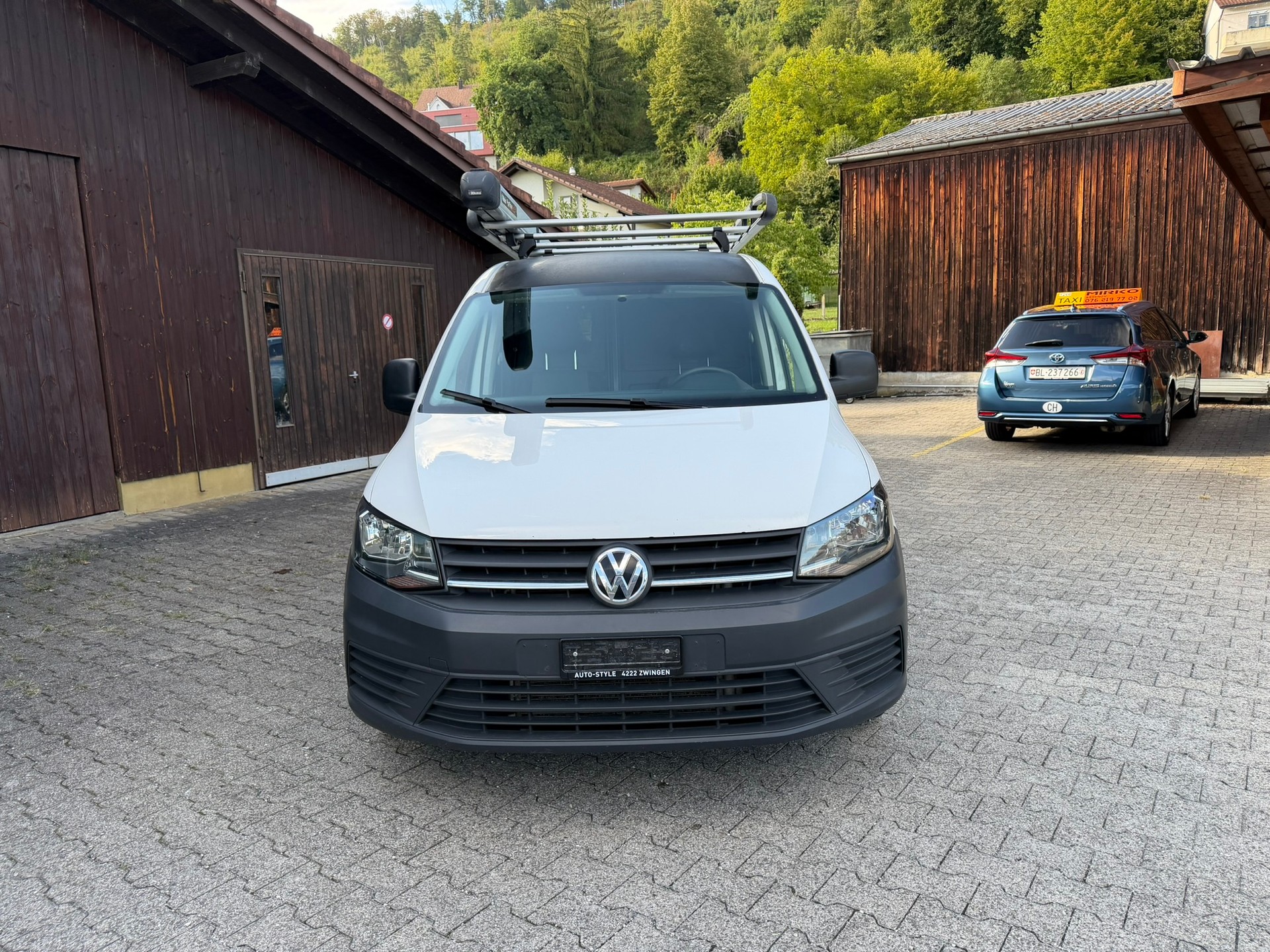 VW Caddy Maxi 2.0TDI BlueMotion Technology-image-1