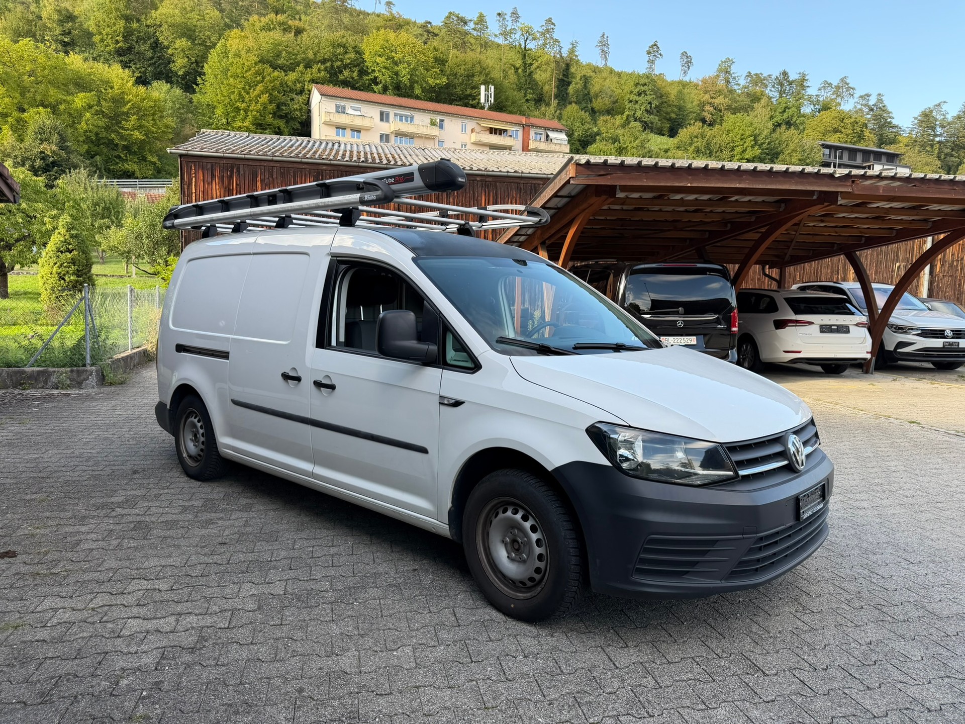 VW Caddy Maxi 2.0TDI BlueMotion Technology-image-2