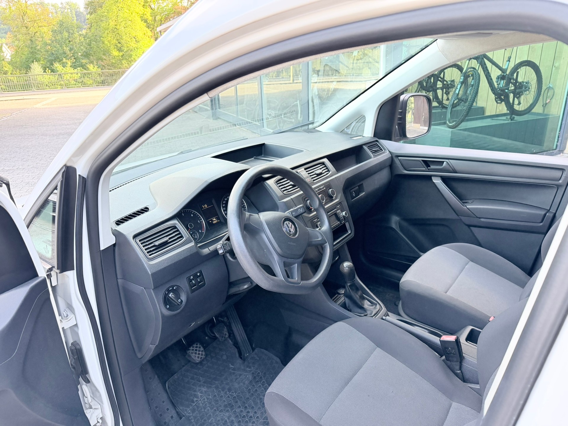 VW Caddy Maxi 2.0TDI BlueMotion Technology-image-6
