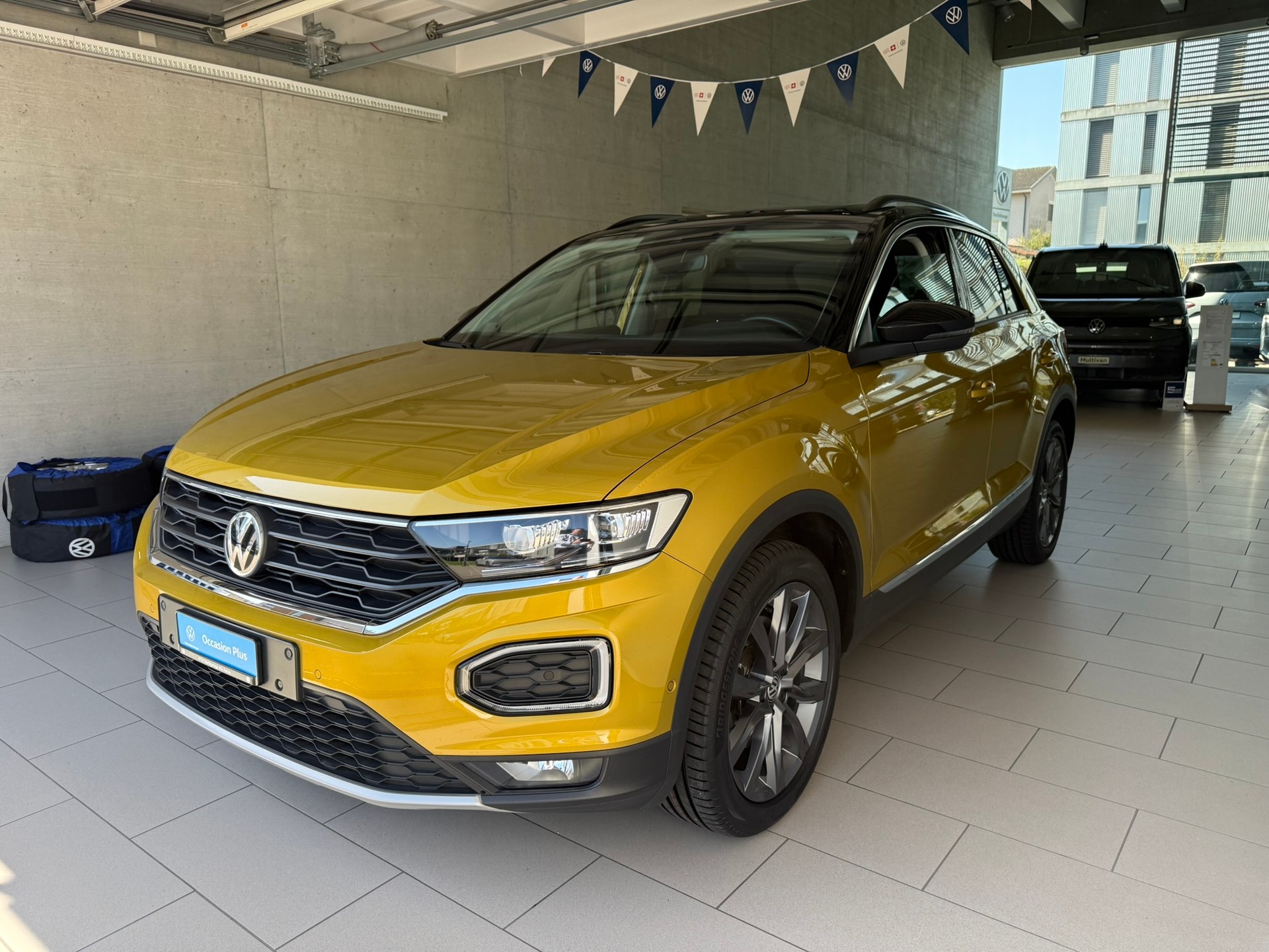 VW T-Roc 2.0 TSI Advance DSG 4Motion-image-2
