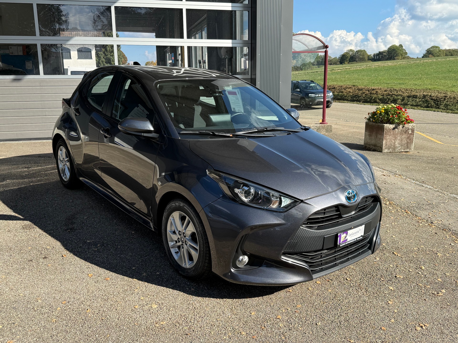 TOYOTA Yaris 1.5 Trend e-CVT / VENDUE VERKAUFT-image-1