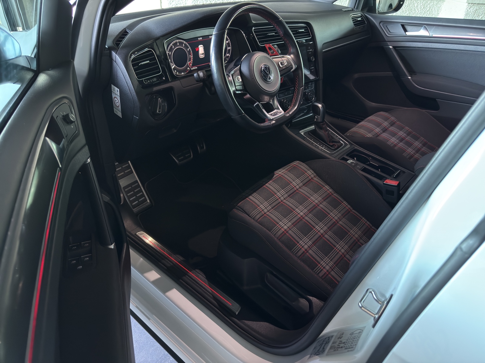 VW Golf 2.0 TSI GTI Performance DSG-image-19