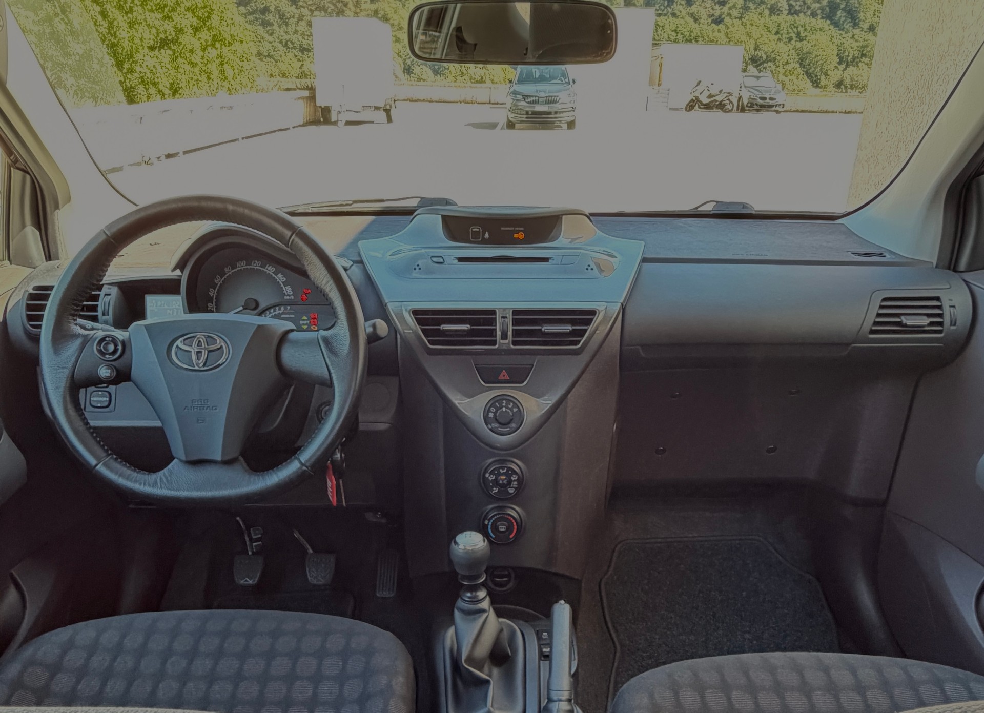 TOYOTA iQ2 1.0 VVT-i-image-9