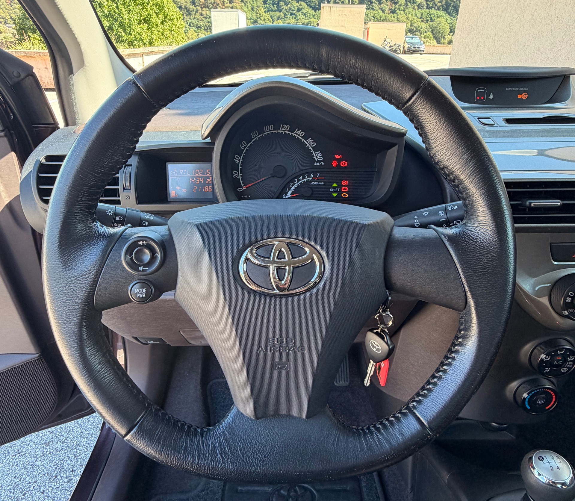 TOYOTA iQ2 1.0 VVT-i-image-11