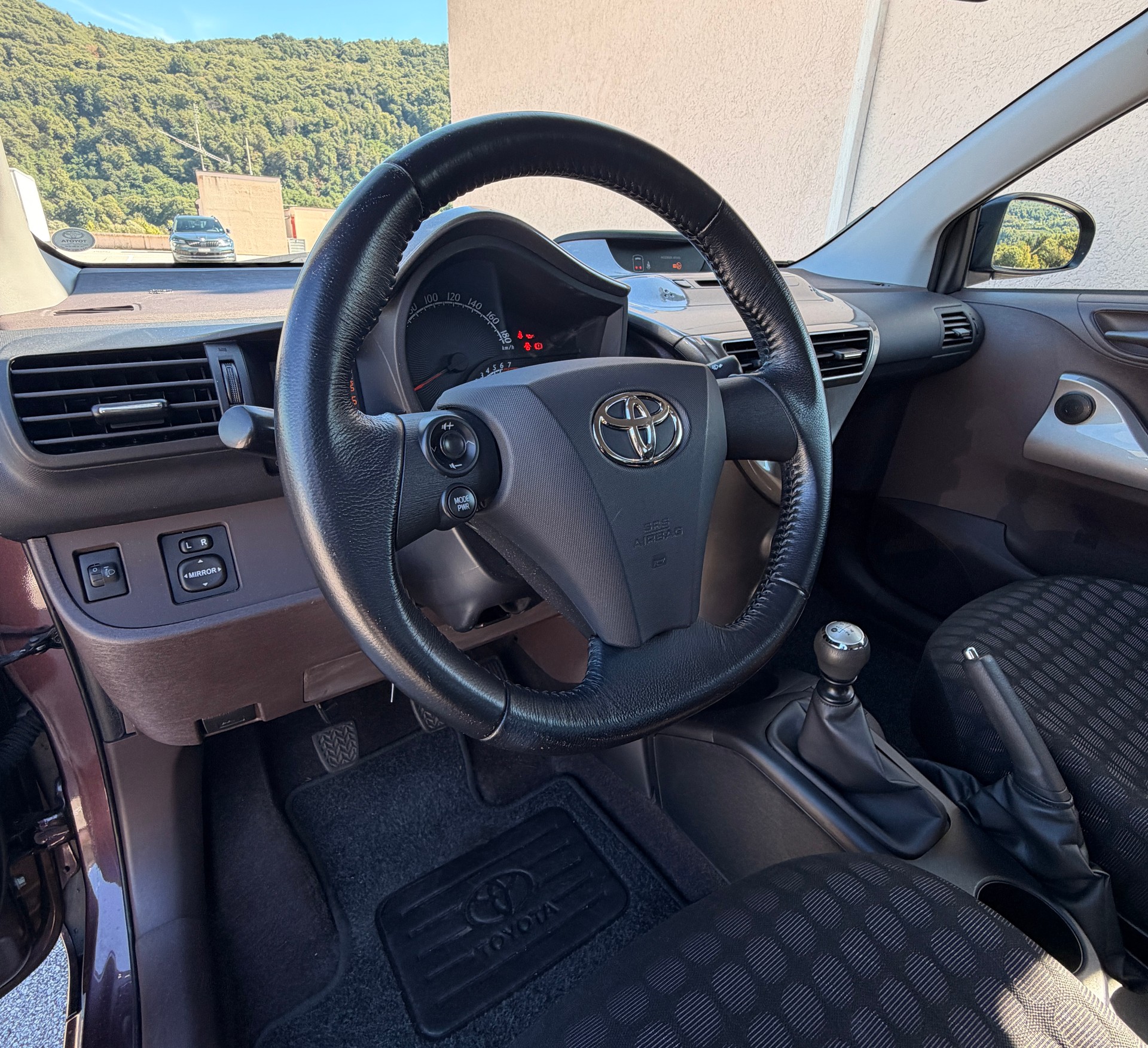 TOYOTA iQ2 1.0 VVT-i-image-8