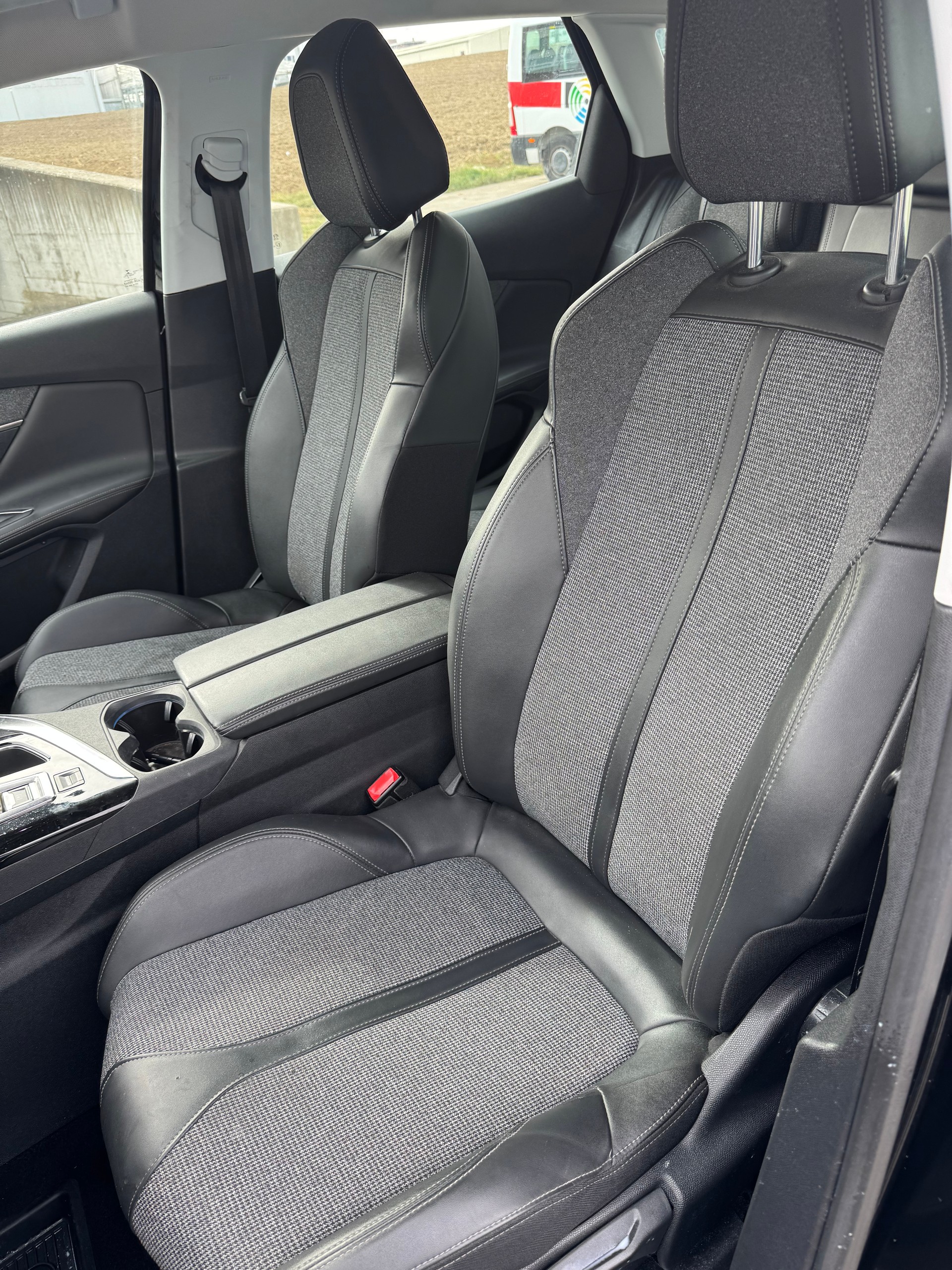 PEUGEOT 3008 1.5 BlueHDi Business Line EAT-image-11
